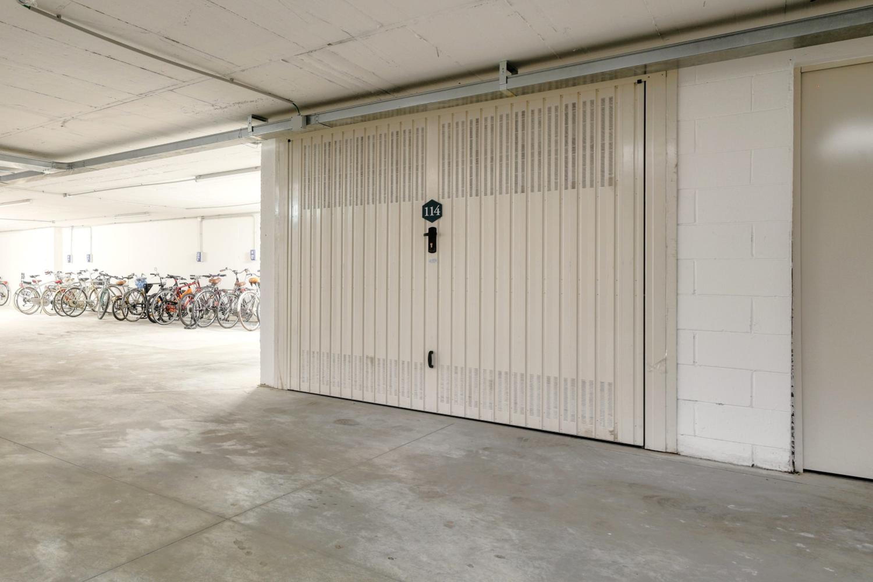 Just Urban Stays - Boutique apartment with parking and gym