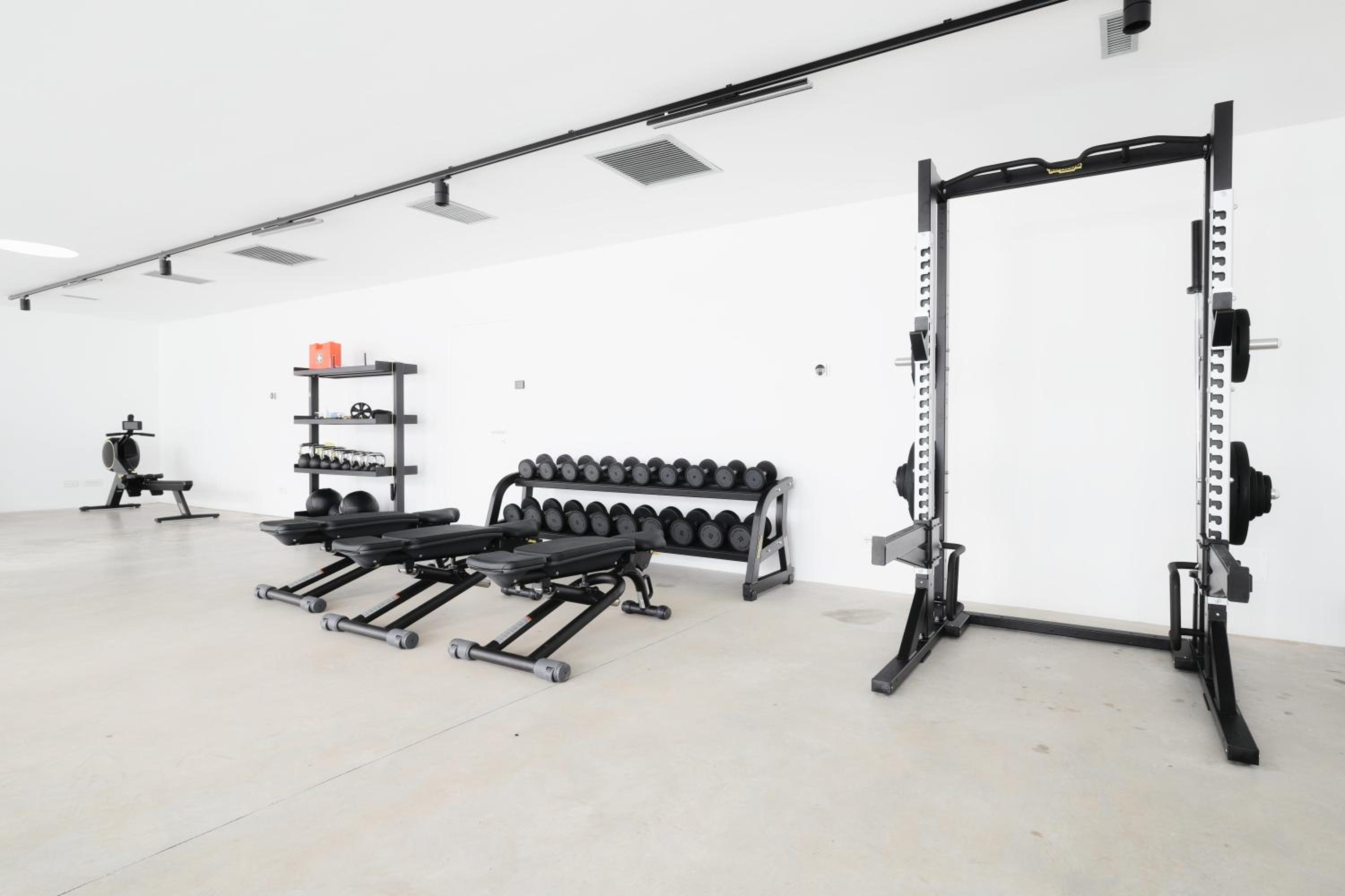 Just Urban Stays - Boutique apartment with parking and gym