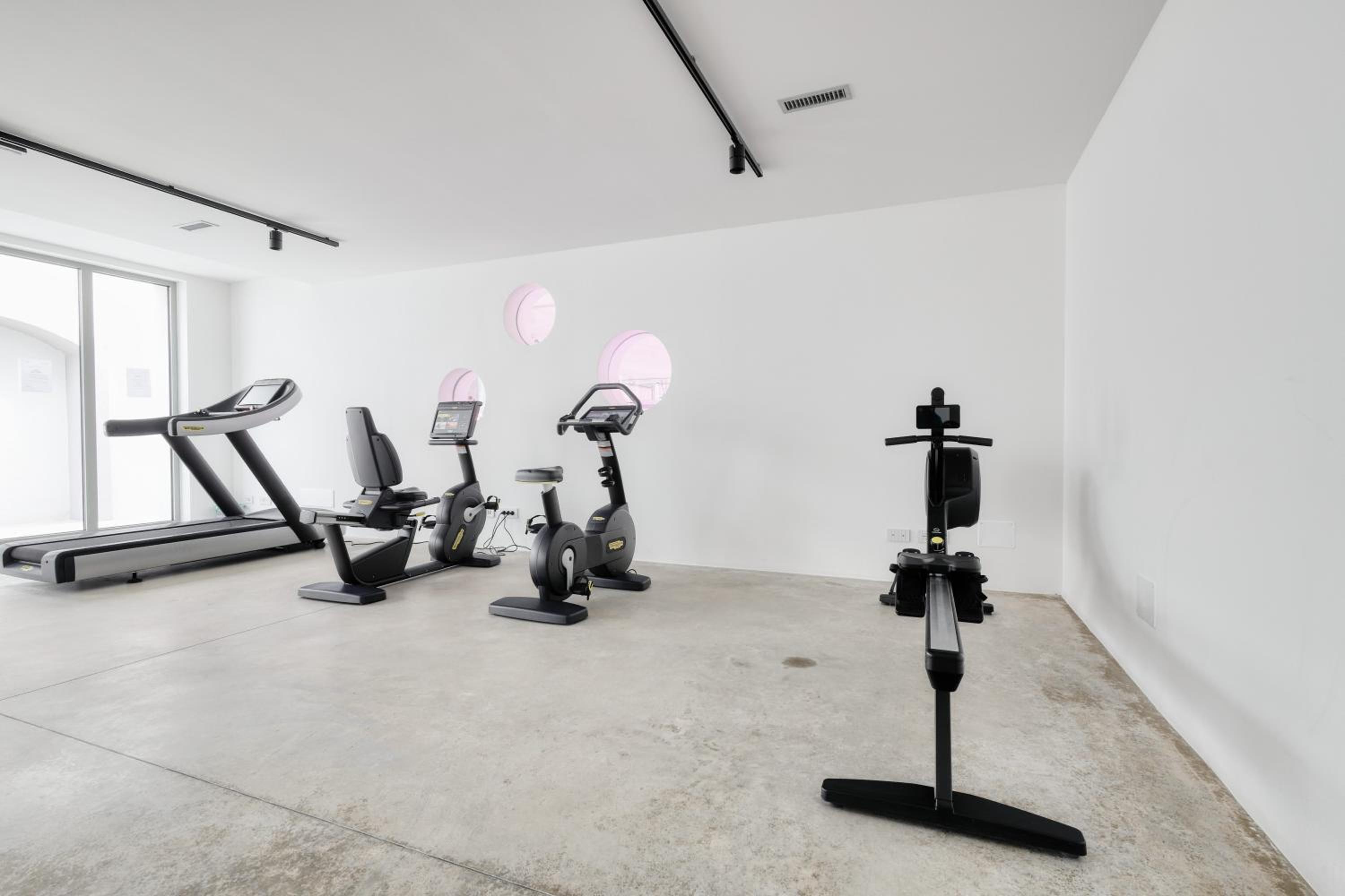 Just Urban Stays - Boutique apartment with parking and gym