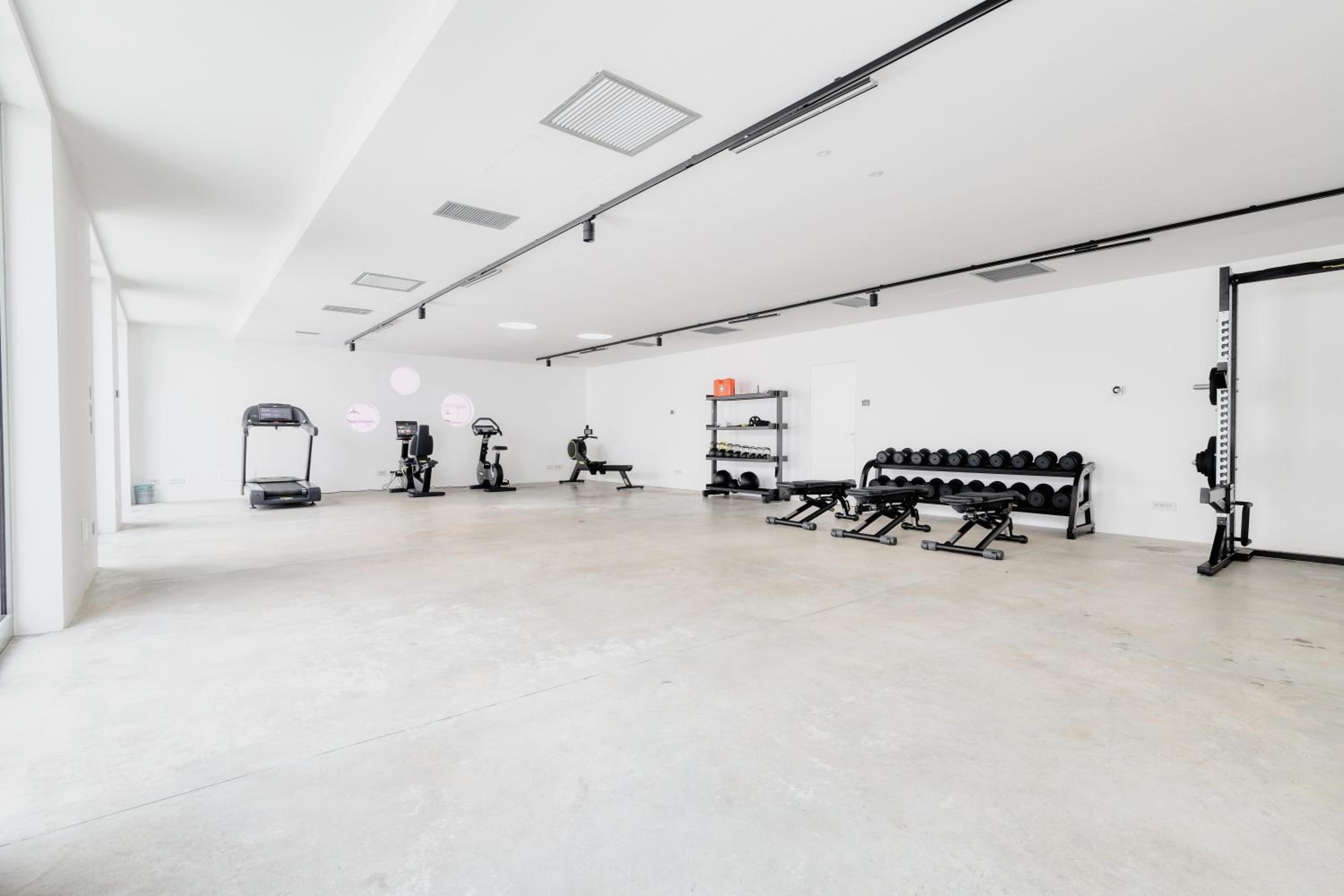 Just Urban Stays - Boutique apartment with parking and gym