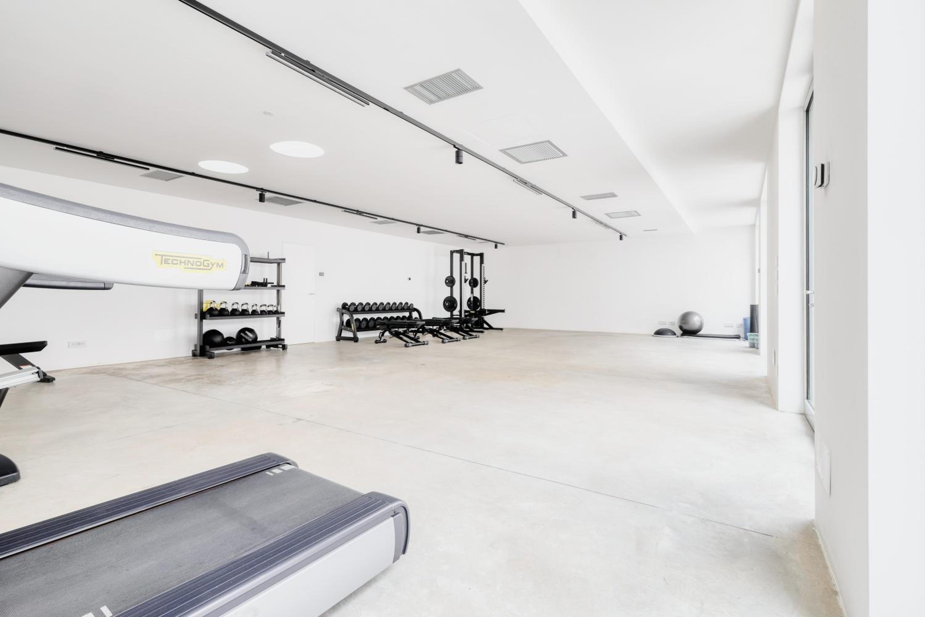 Just Urban Stays - Boutique apartment with parking and gym