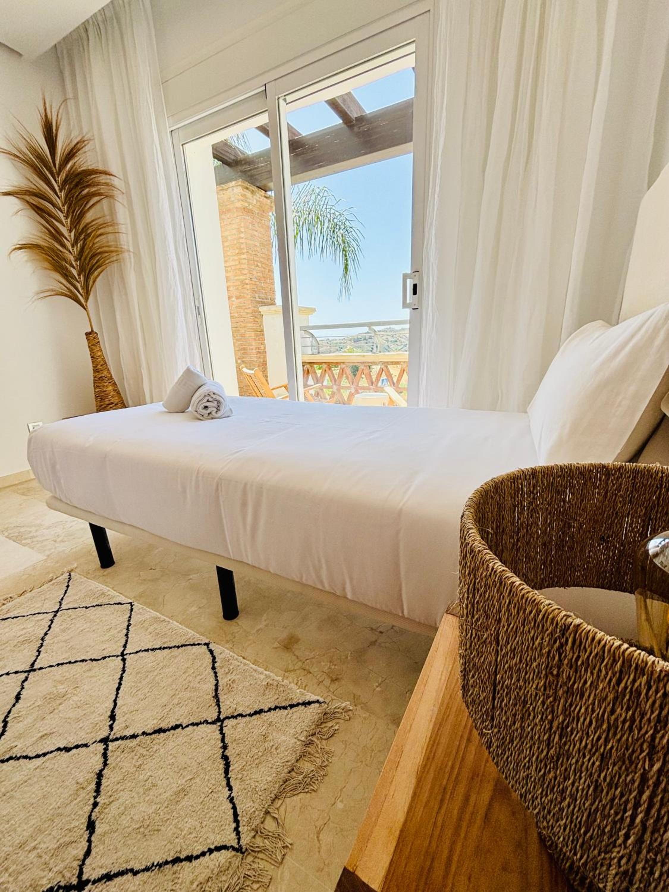 Logement sur le golf au pied de montagnes andalouses