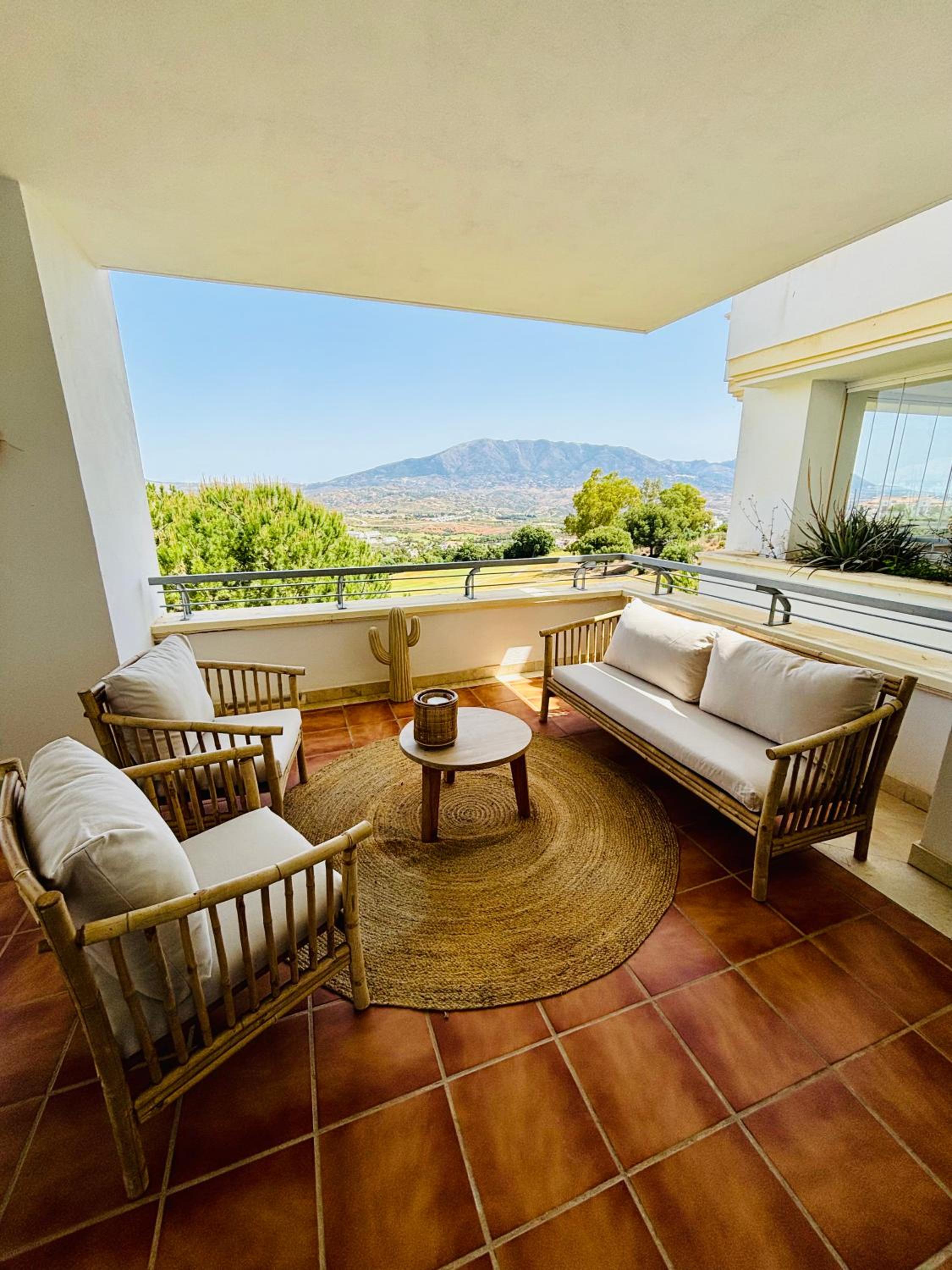 Logement sur le golf au pied de montagnes andalouses