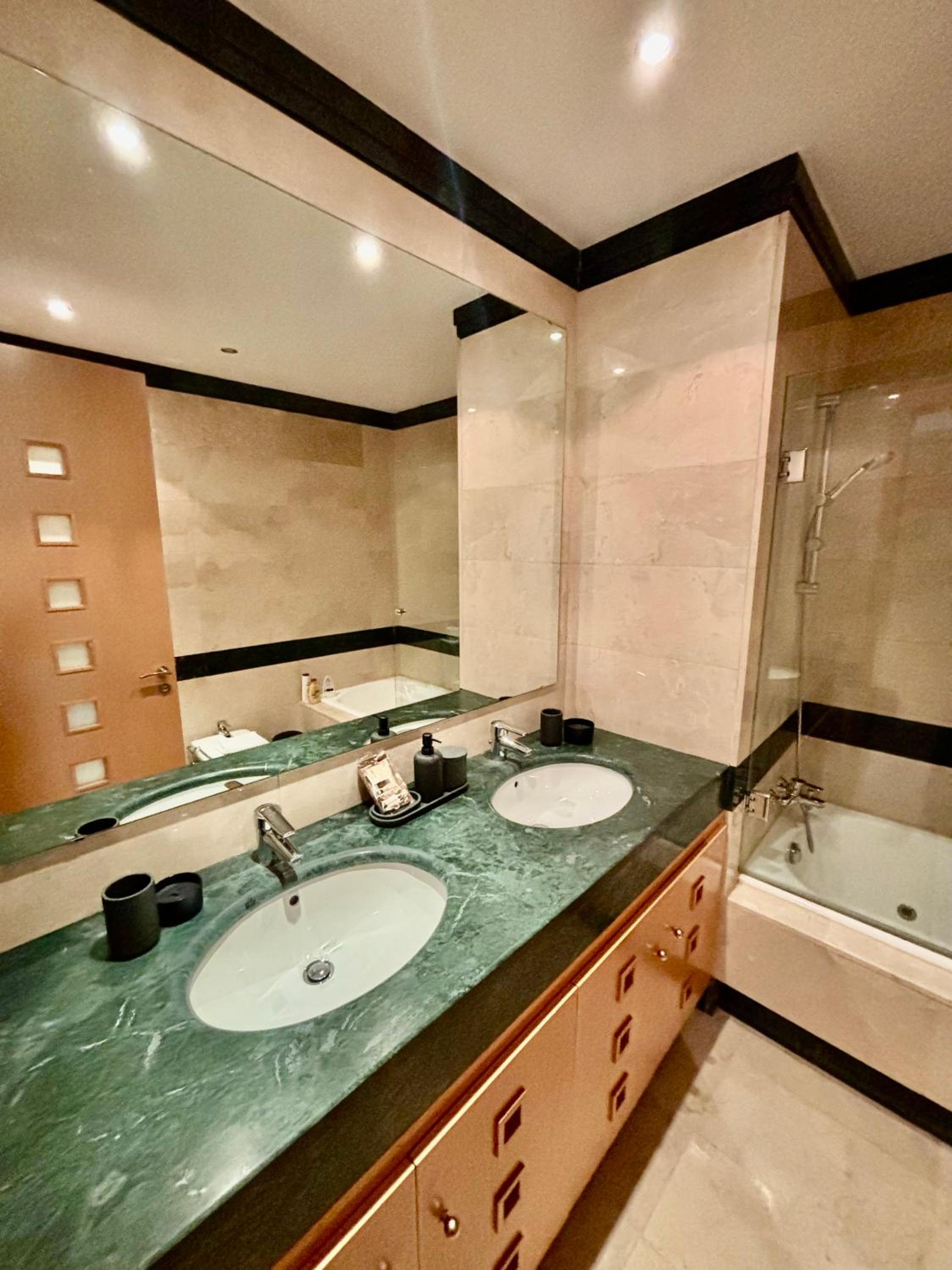 Logement sur le golf au pied de montagnes andalouses