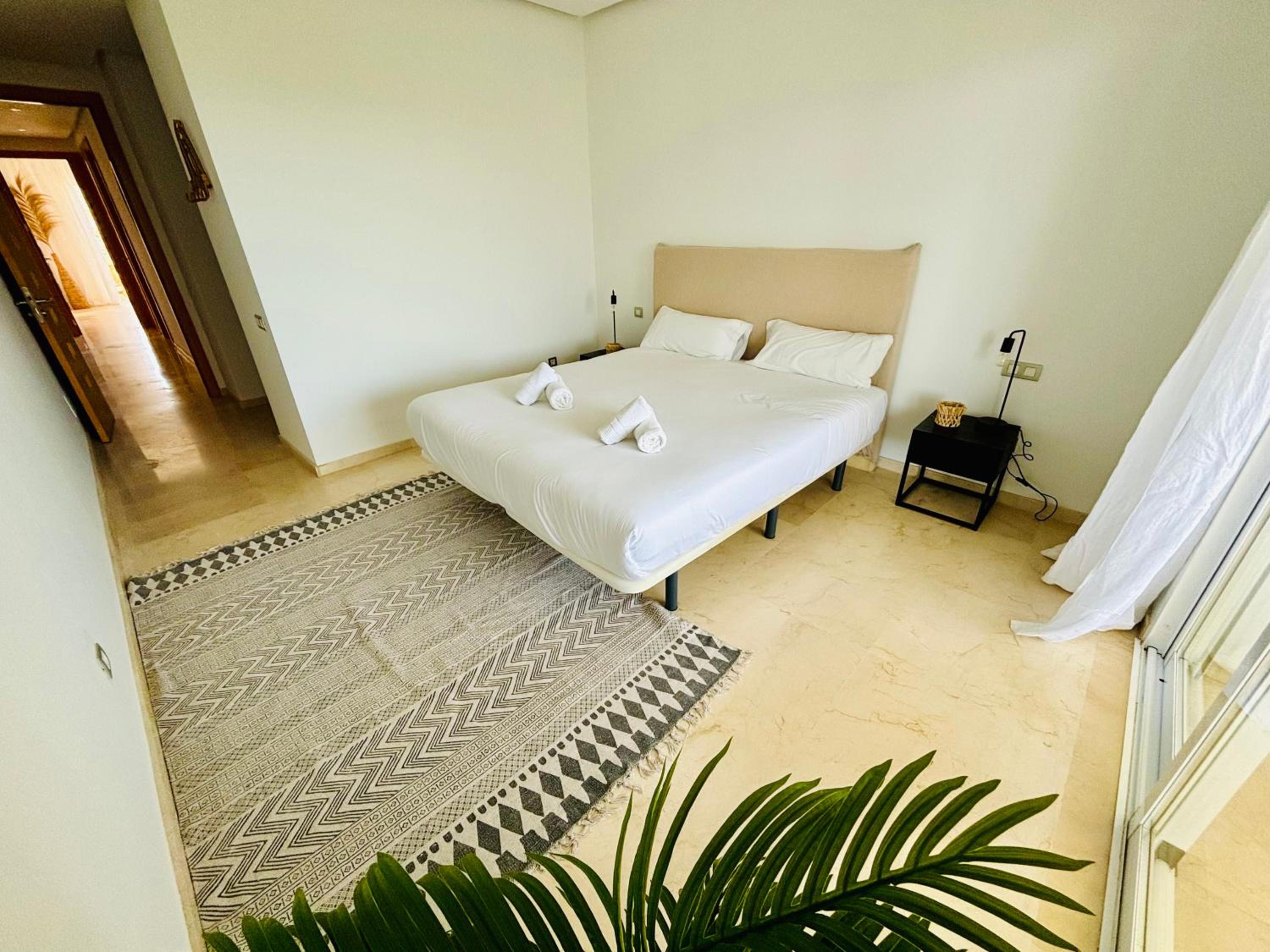 Logement sur le golf au pied de montagnes andalouses