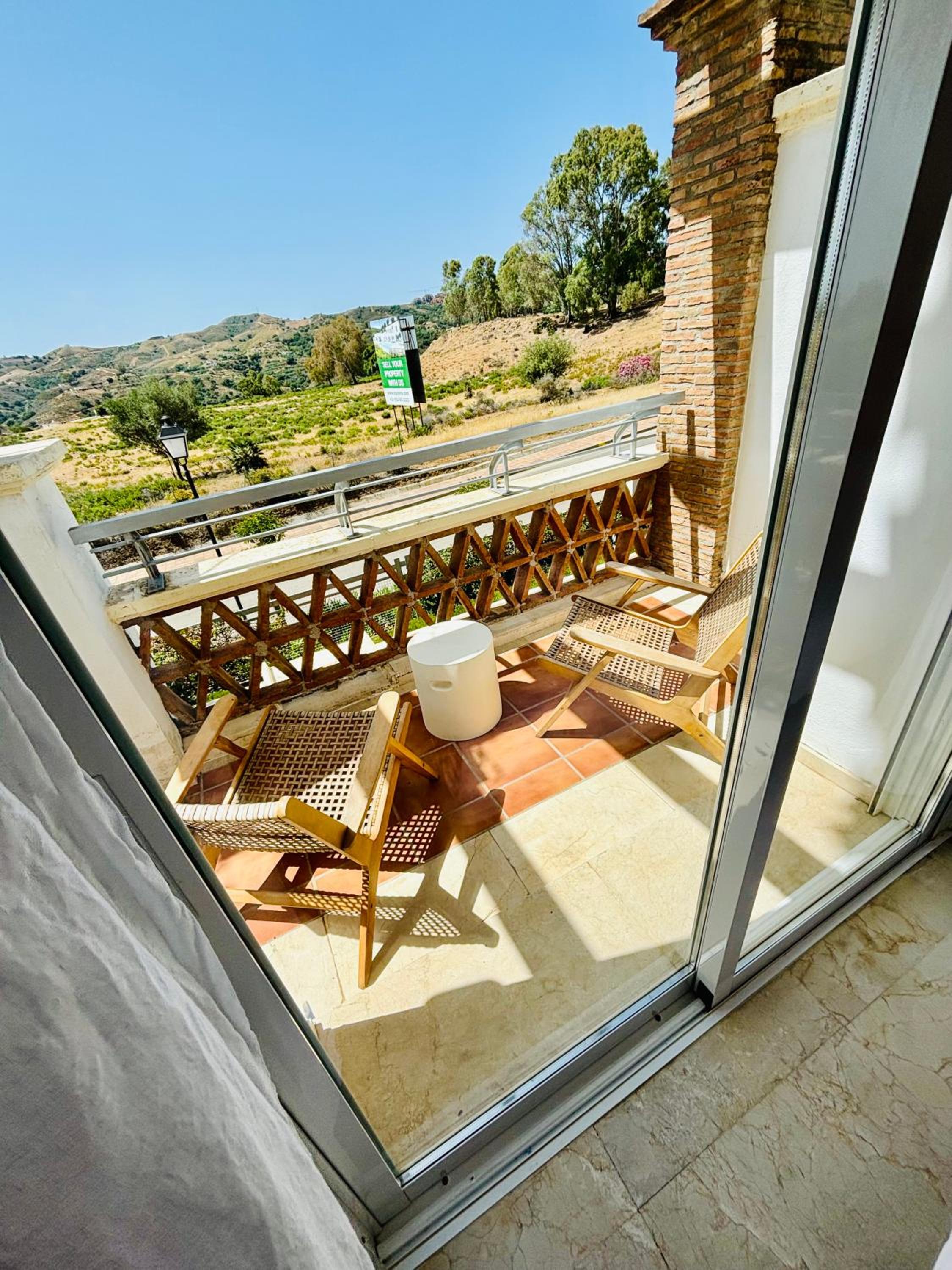 Logement sur le golf au pied de montagnes andalouses