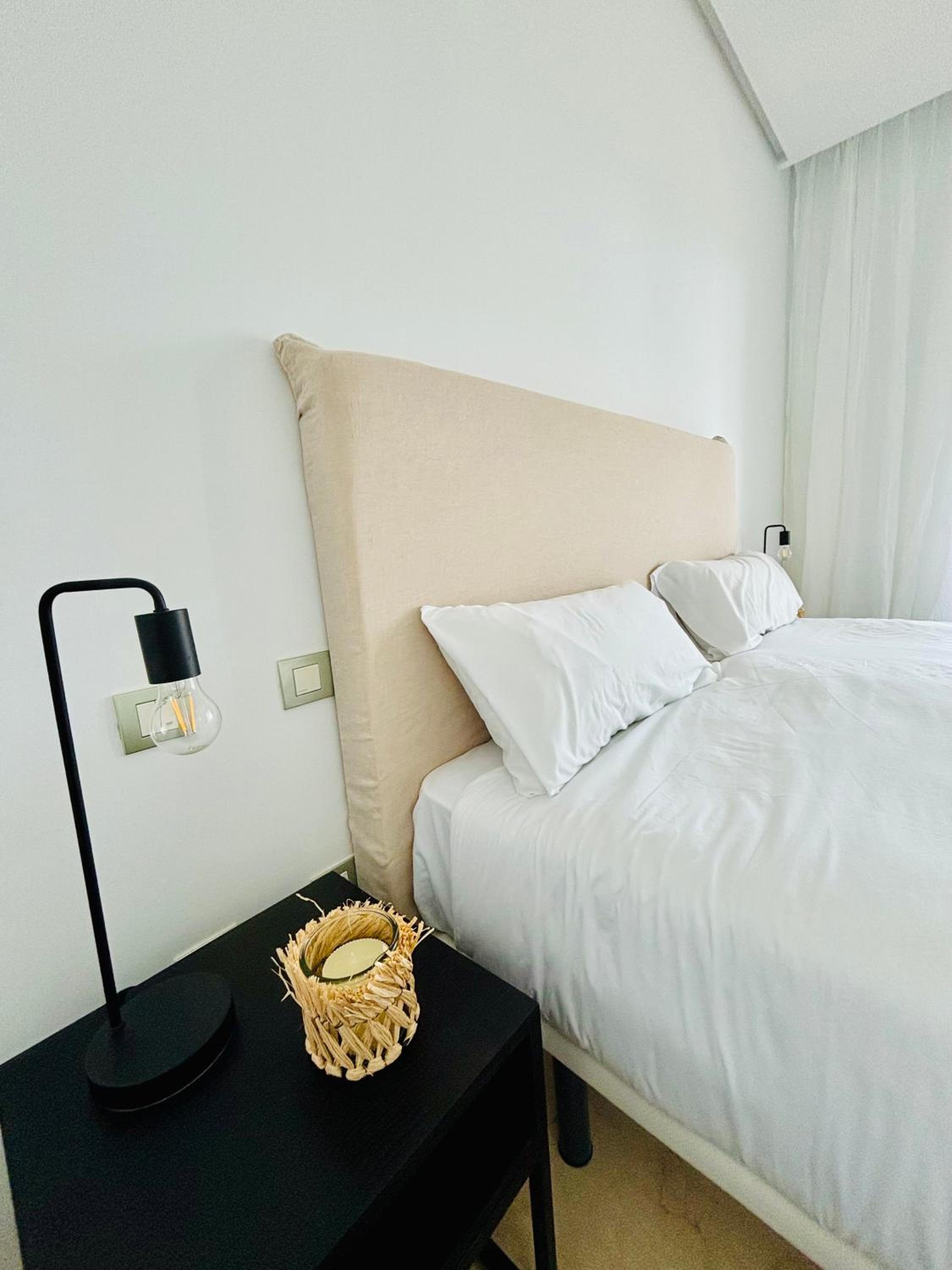 Logement sur le golf au pied de montagnes andalouses