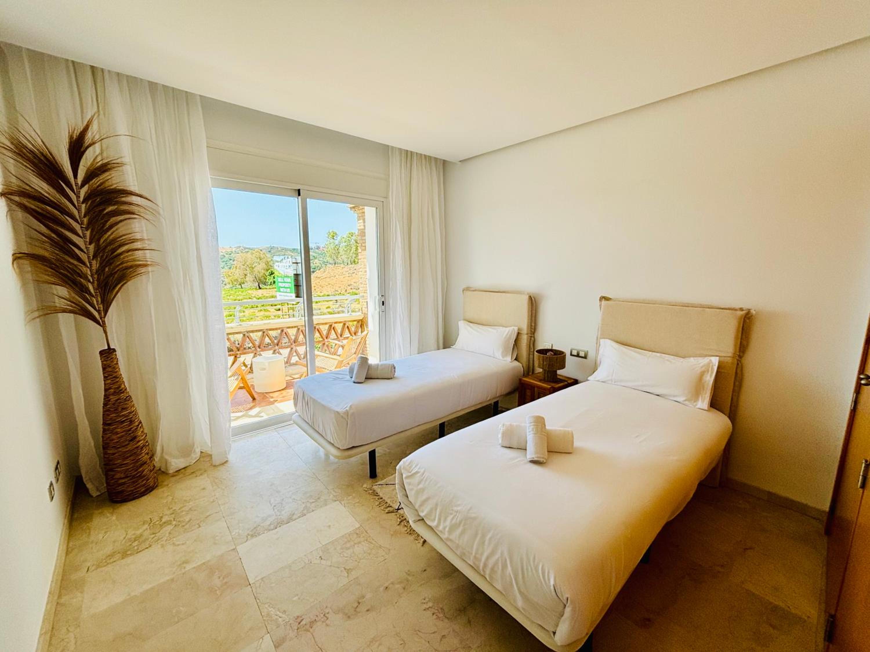 Logement sur le golf au pied de montagnes andalouses