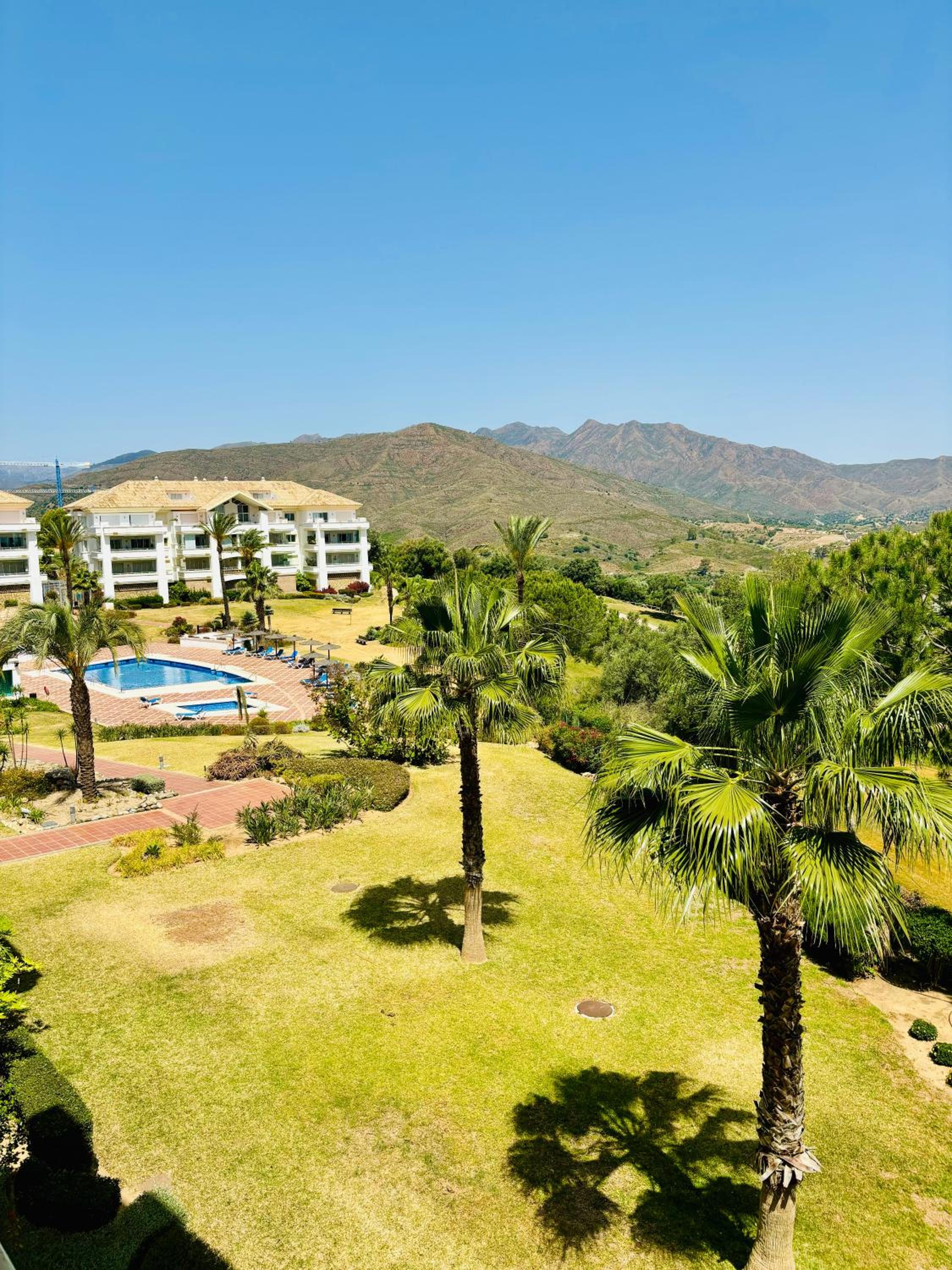 Logement sur le golf au pied de montagnes andalouses