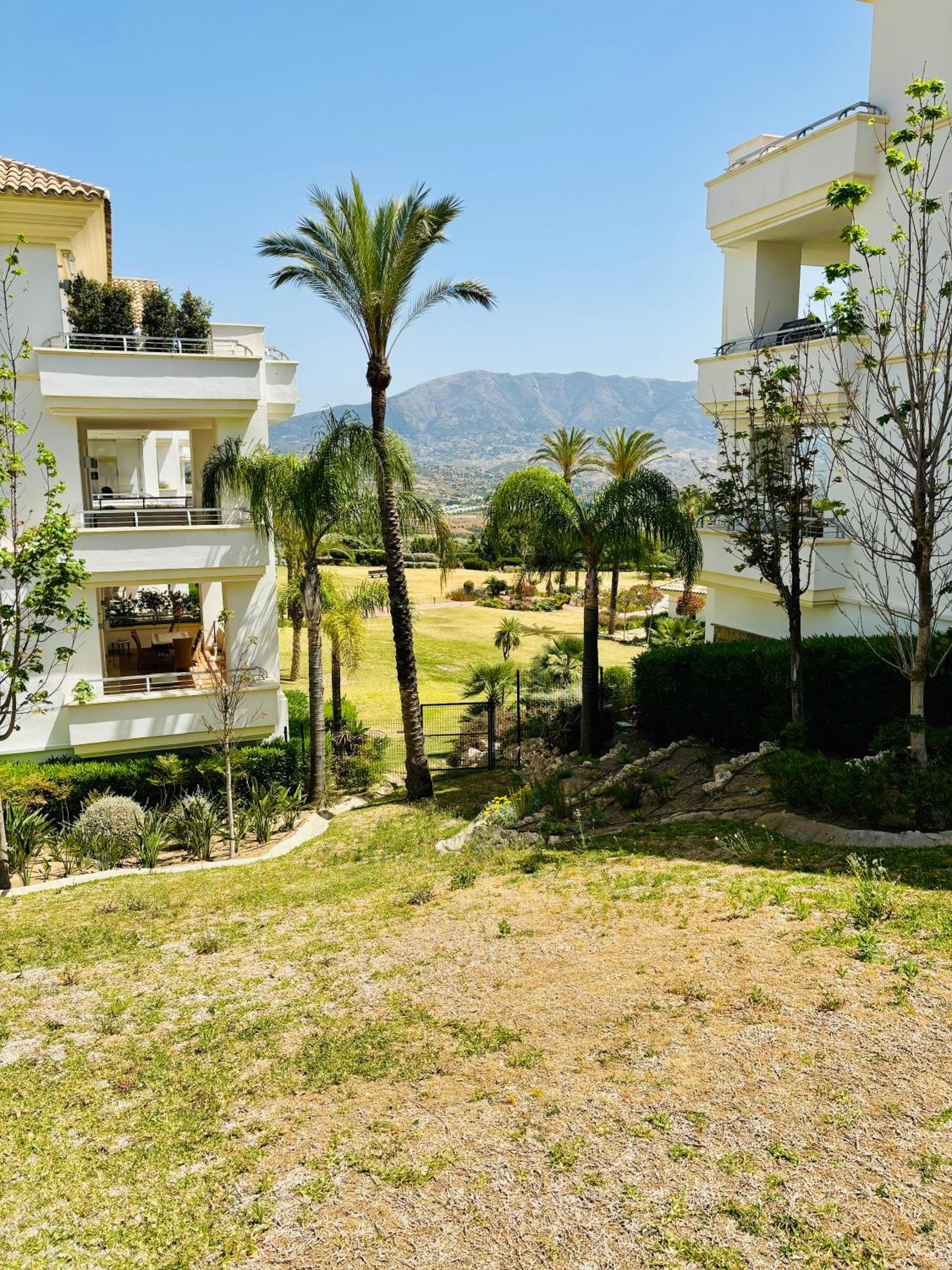 Logement sur le golf au pied de montagnes andalouses