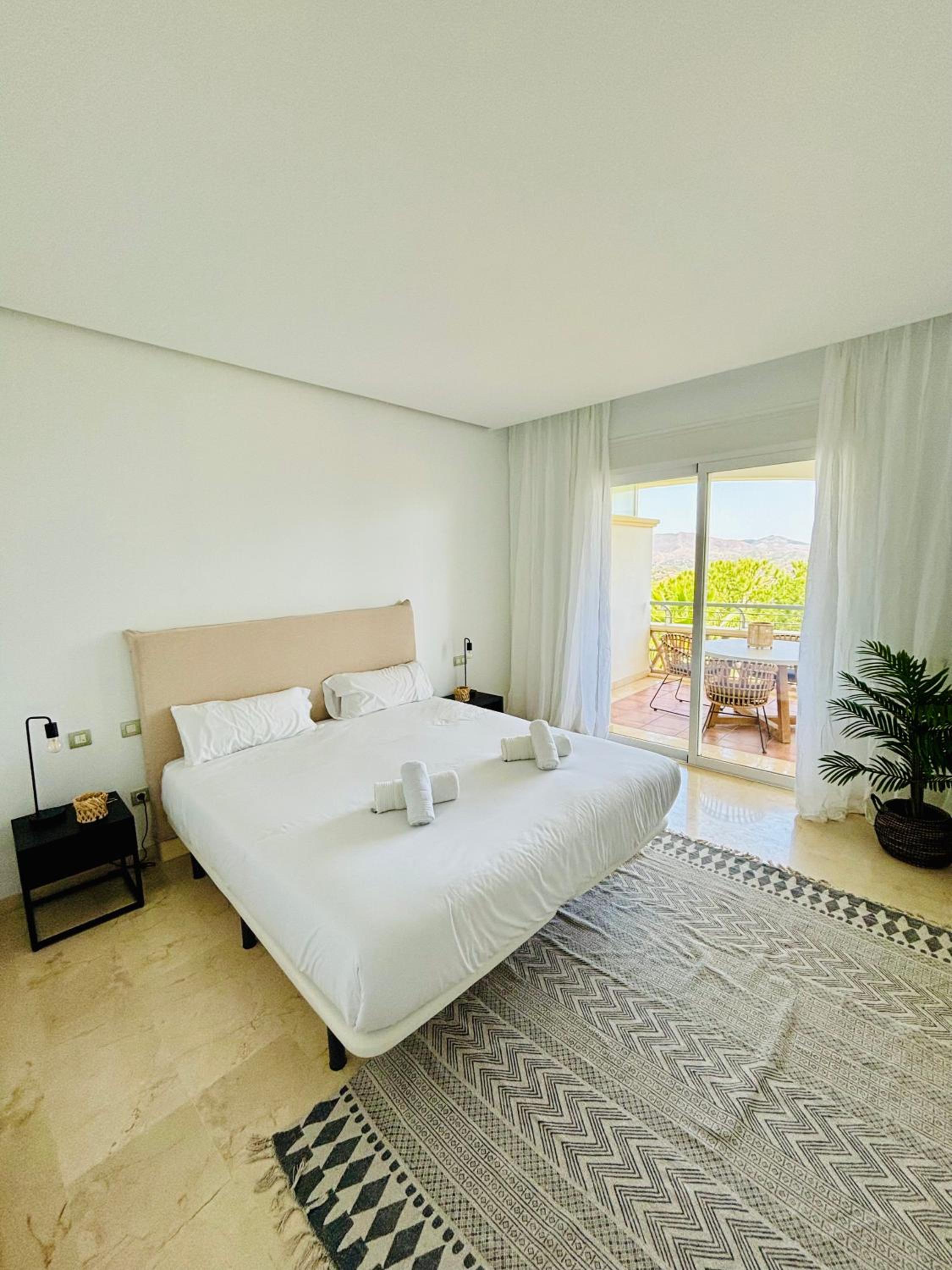 Logement sur le golf au pied de montagnes andalouses