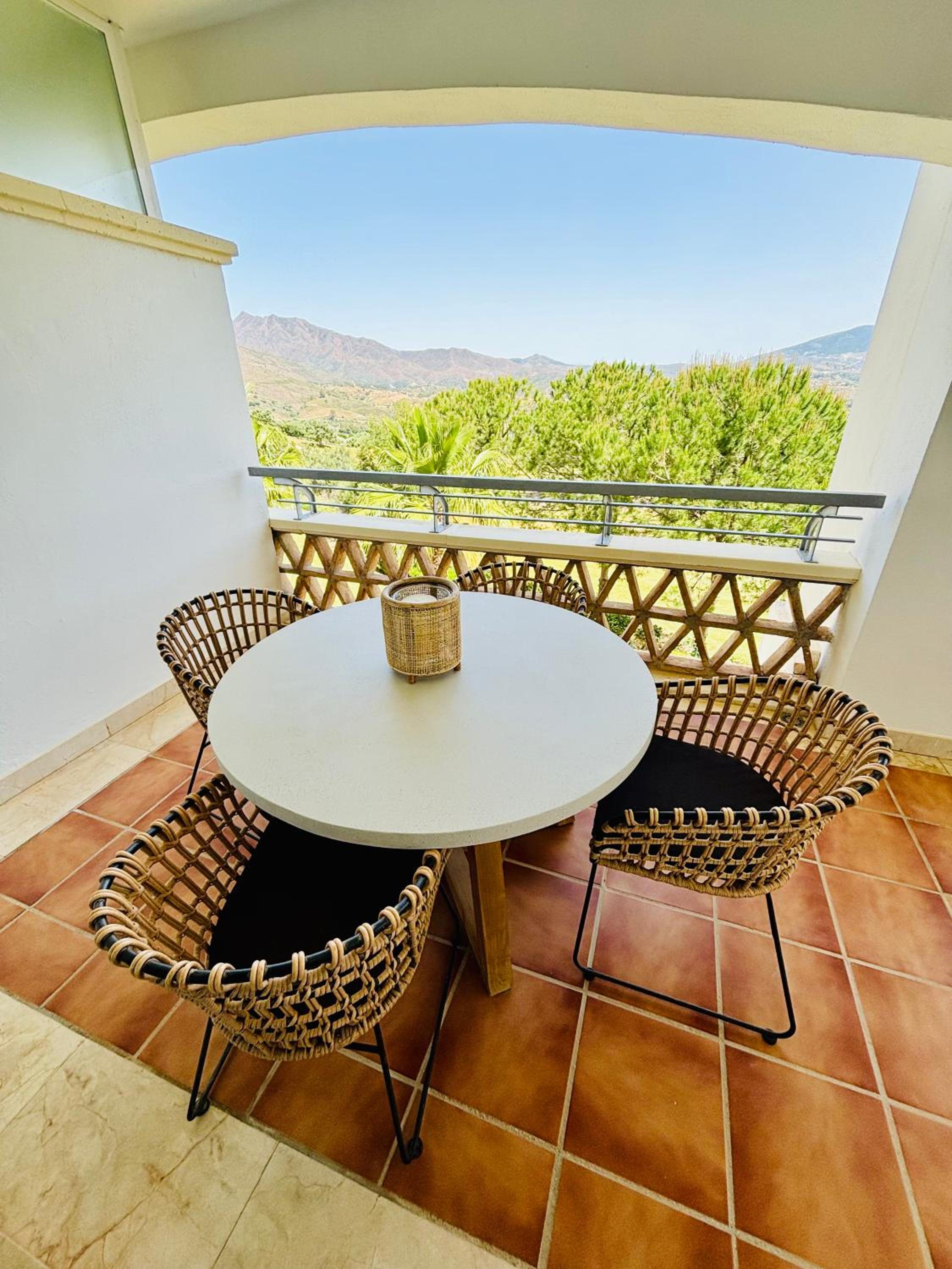 Logement sur le golf au pied de montagnes andalouses