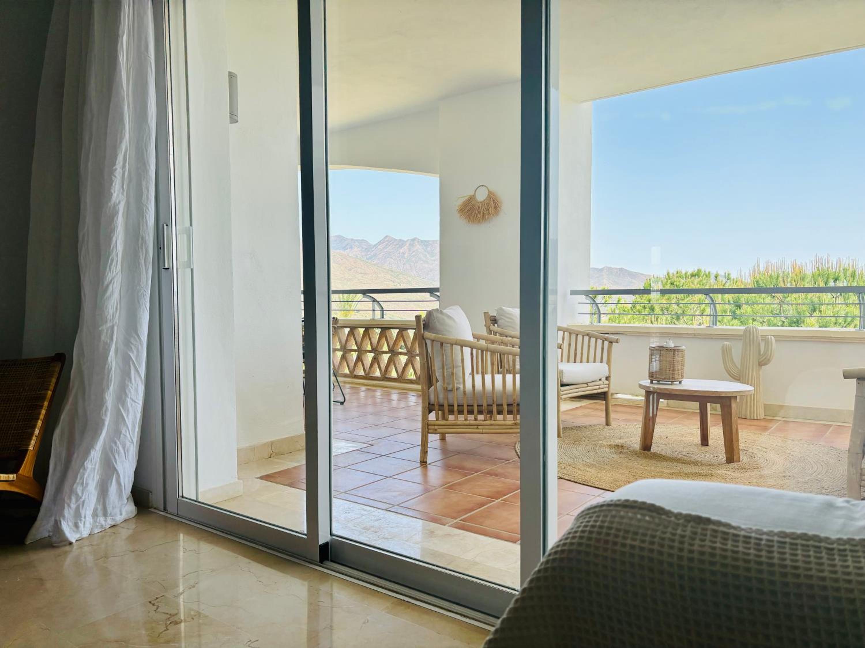 Logement sur le golf au pied de montagnes andalouses