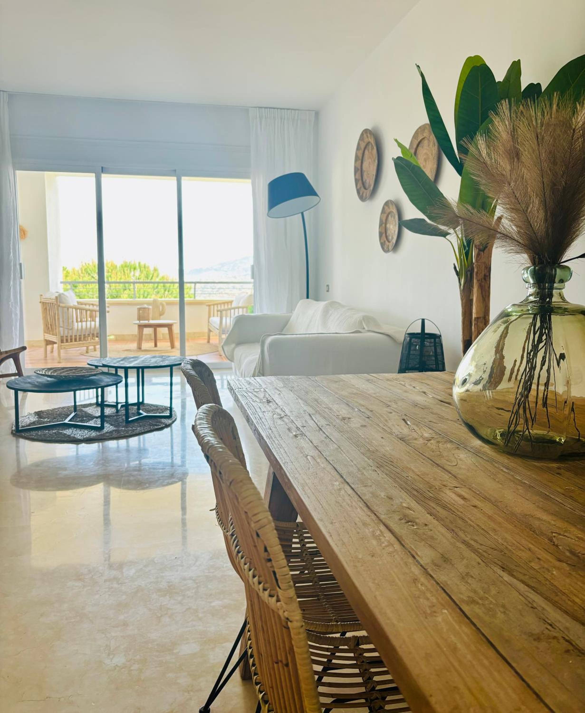 Logement sur le golf au pied de montagnes andalouses
