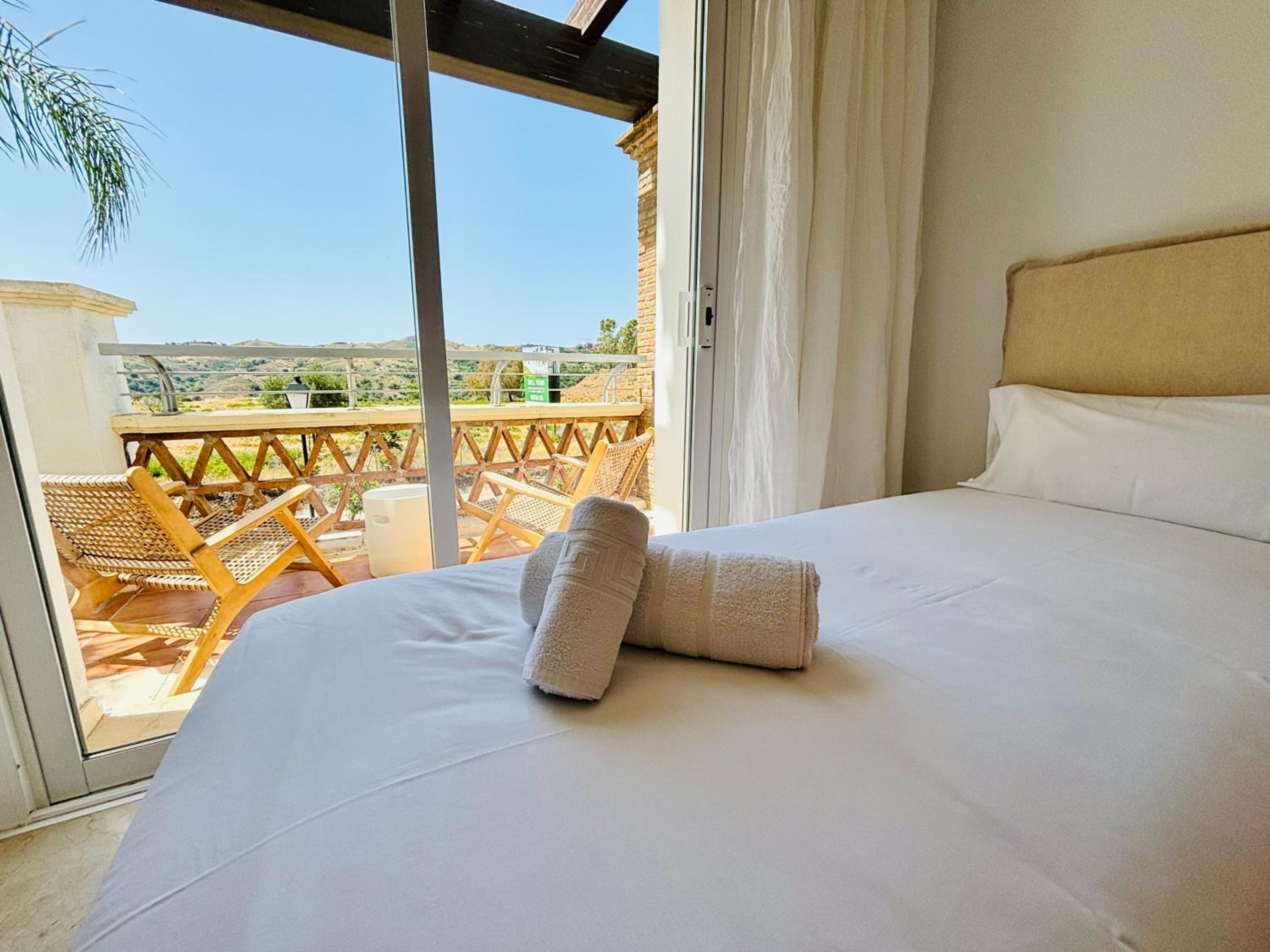 Logement sur le golf au pied de montagnes andalouses