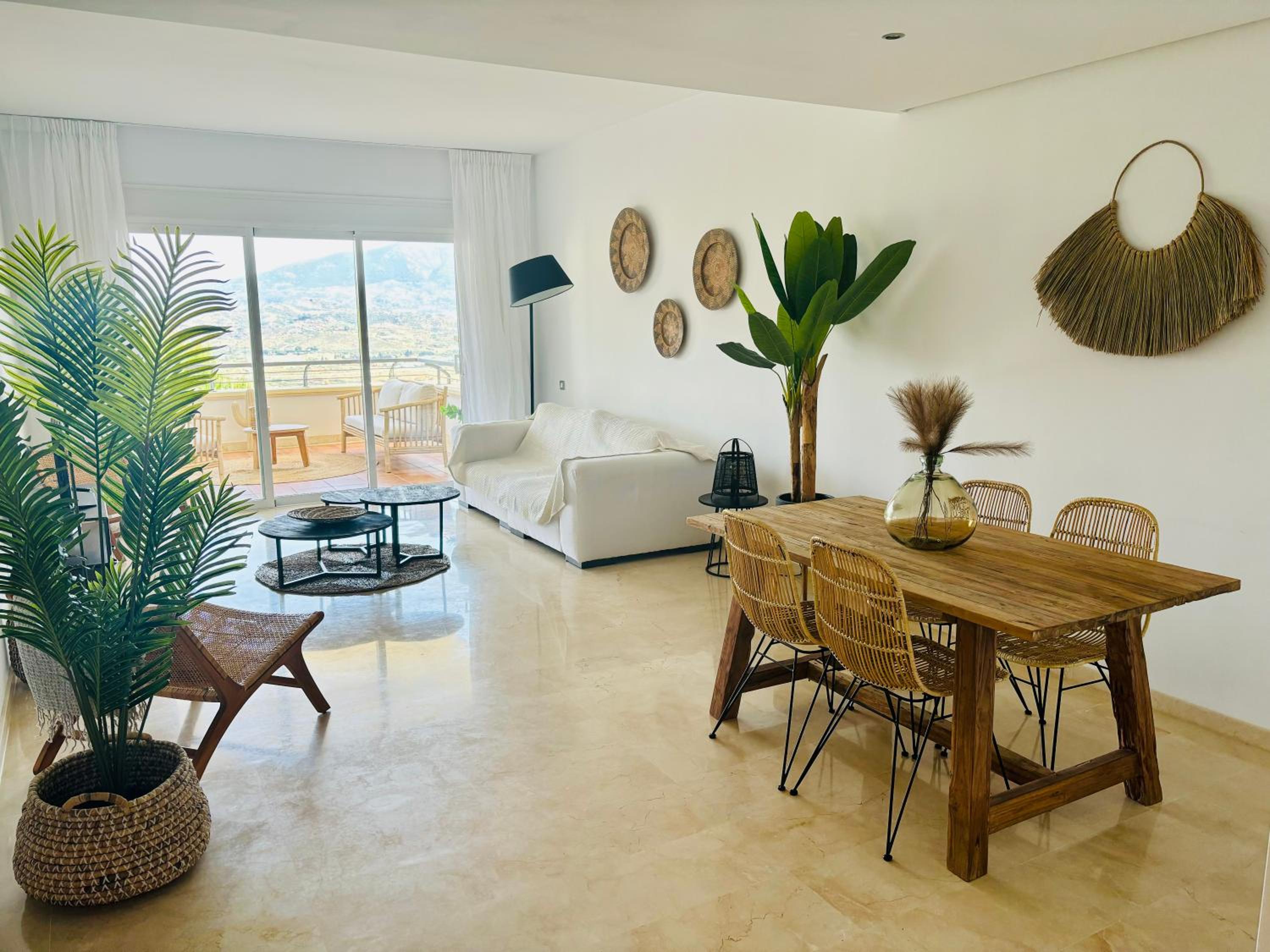 Logement sur le golf au pied de montagnes andalouses