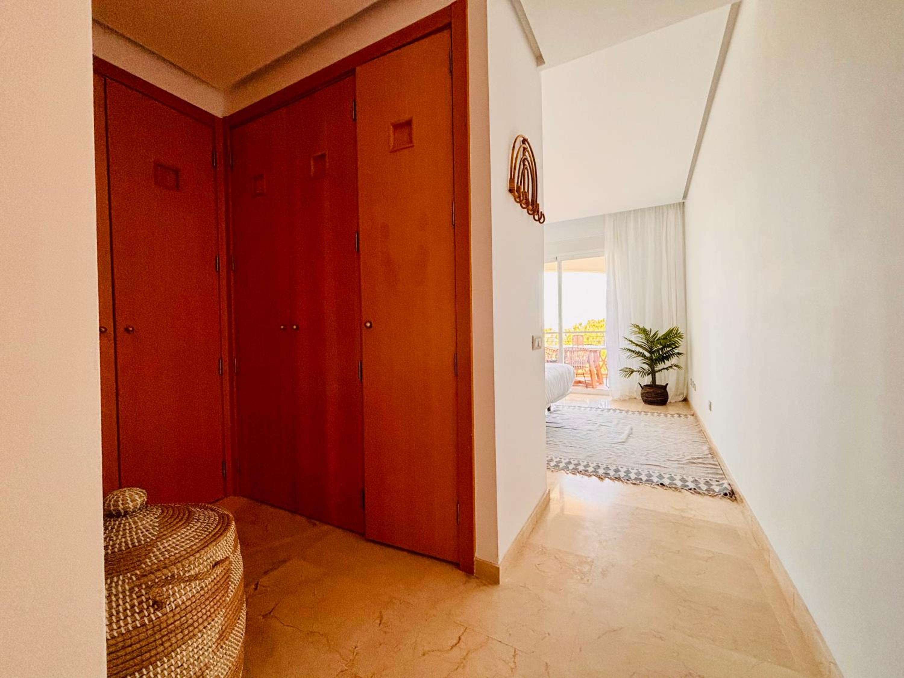 Logement sur le golf au pied de montagnes andalouses