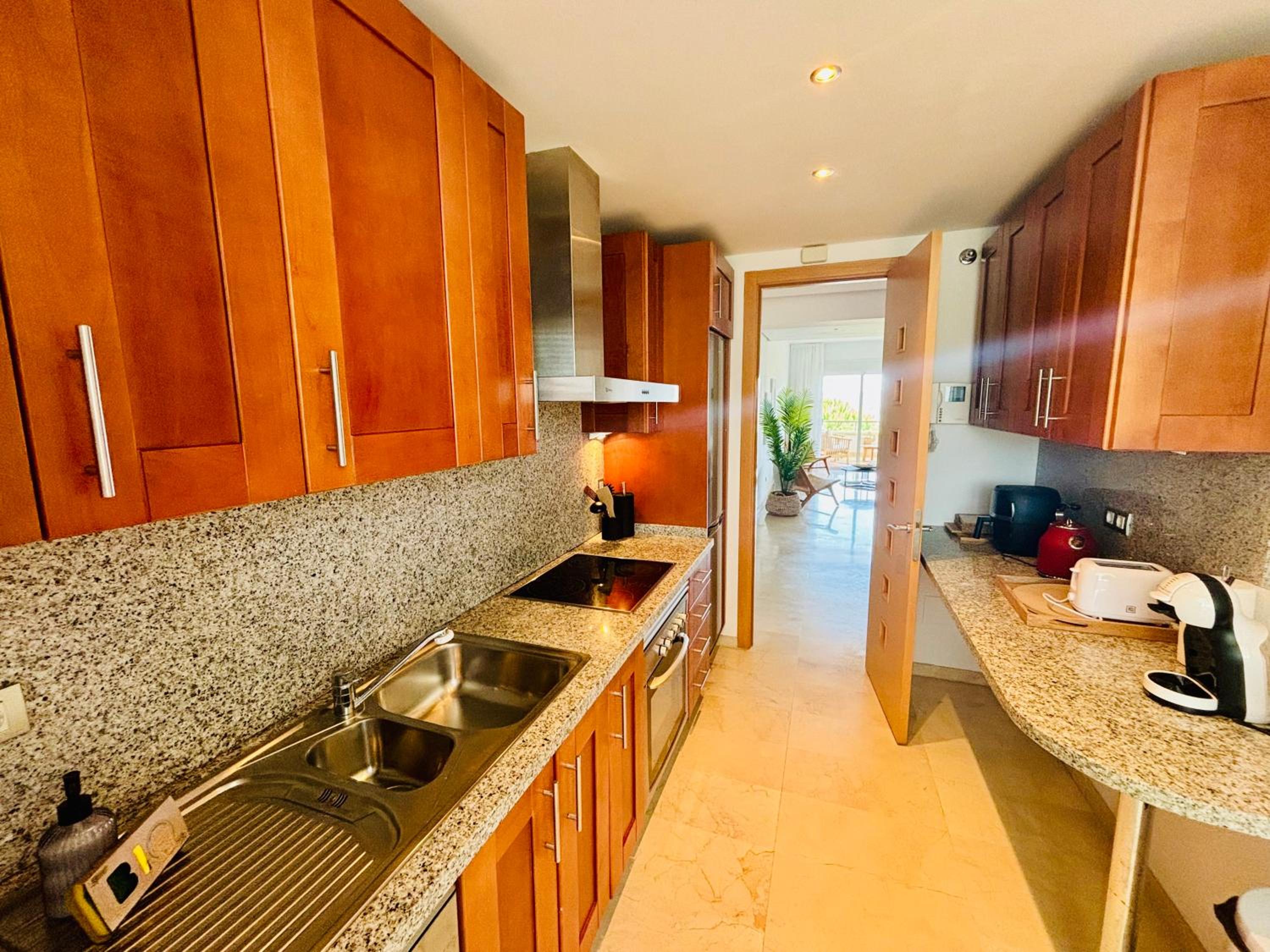 Logement sur le golf au pied de montagnes andalouses