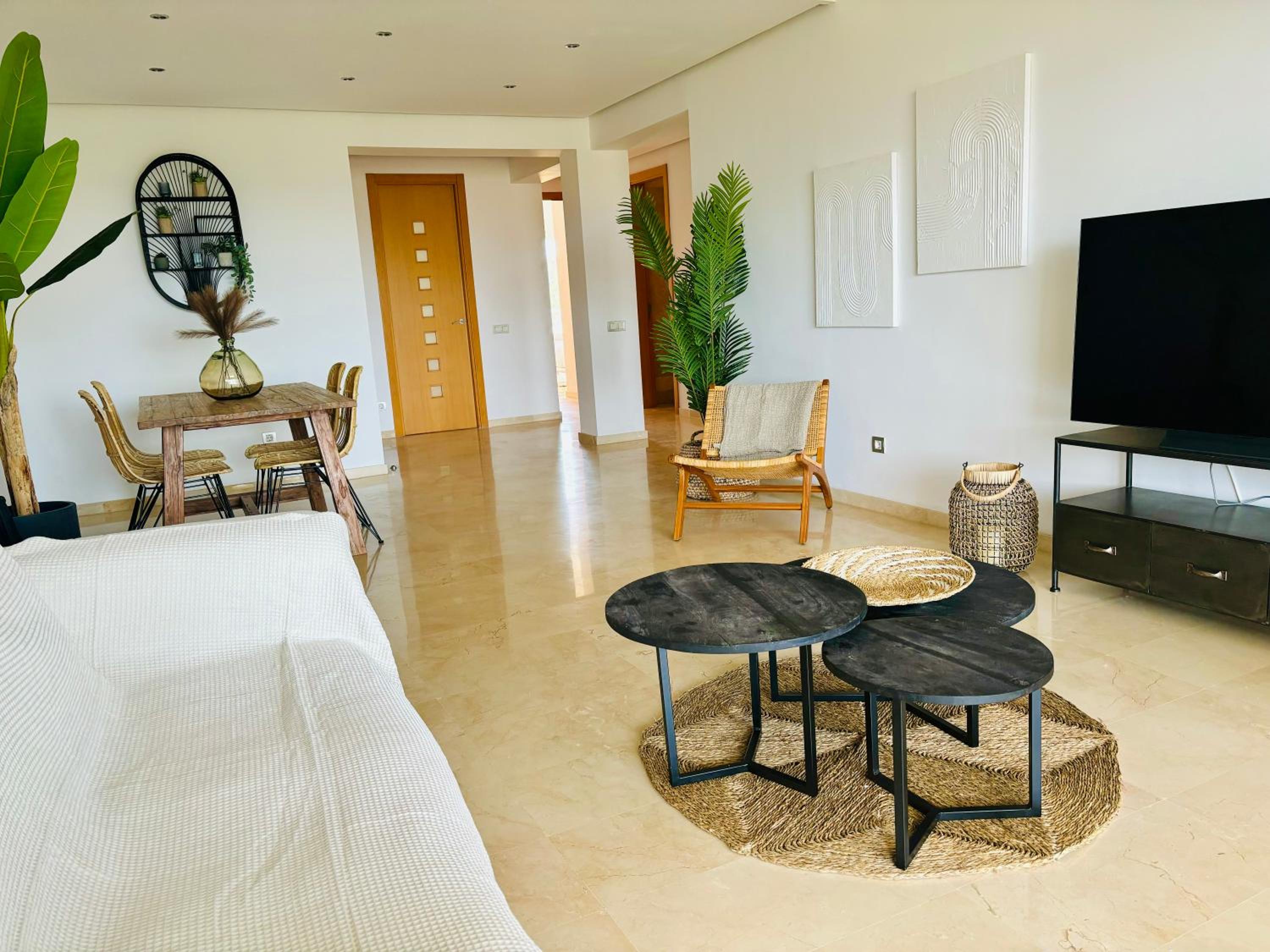 Logement sur le golf au pied de montagnes andalouses