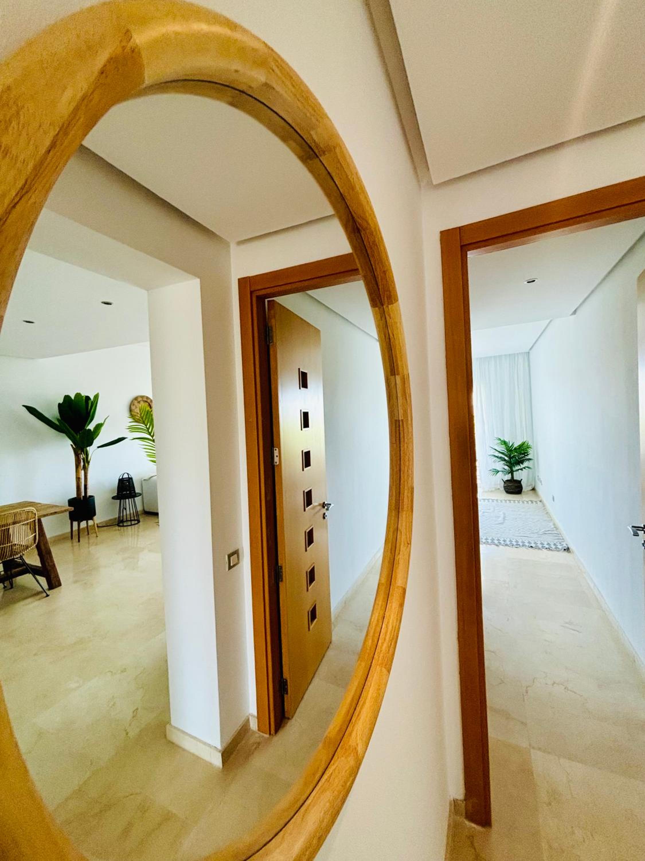 Logement sur le golf au pied de montagnes andalouses