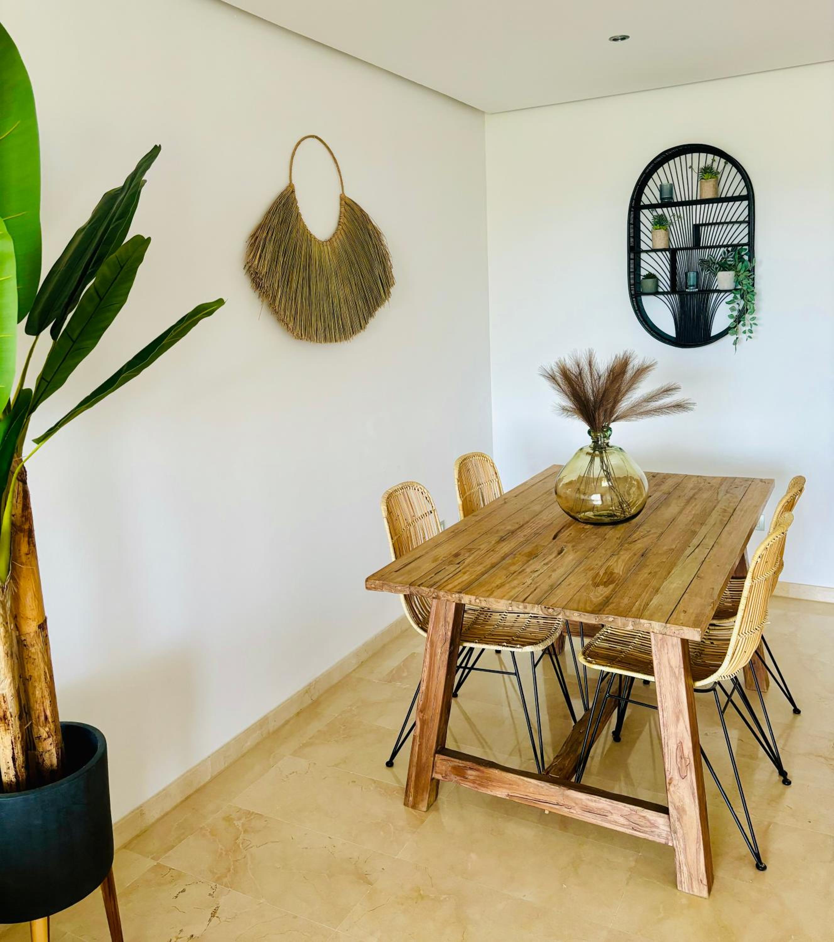 Logement sur le golf au pied de montagnes andalouses