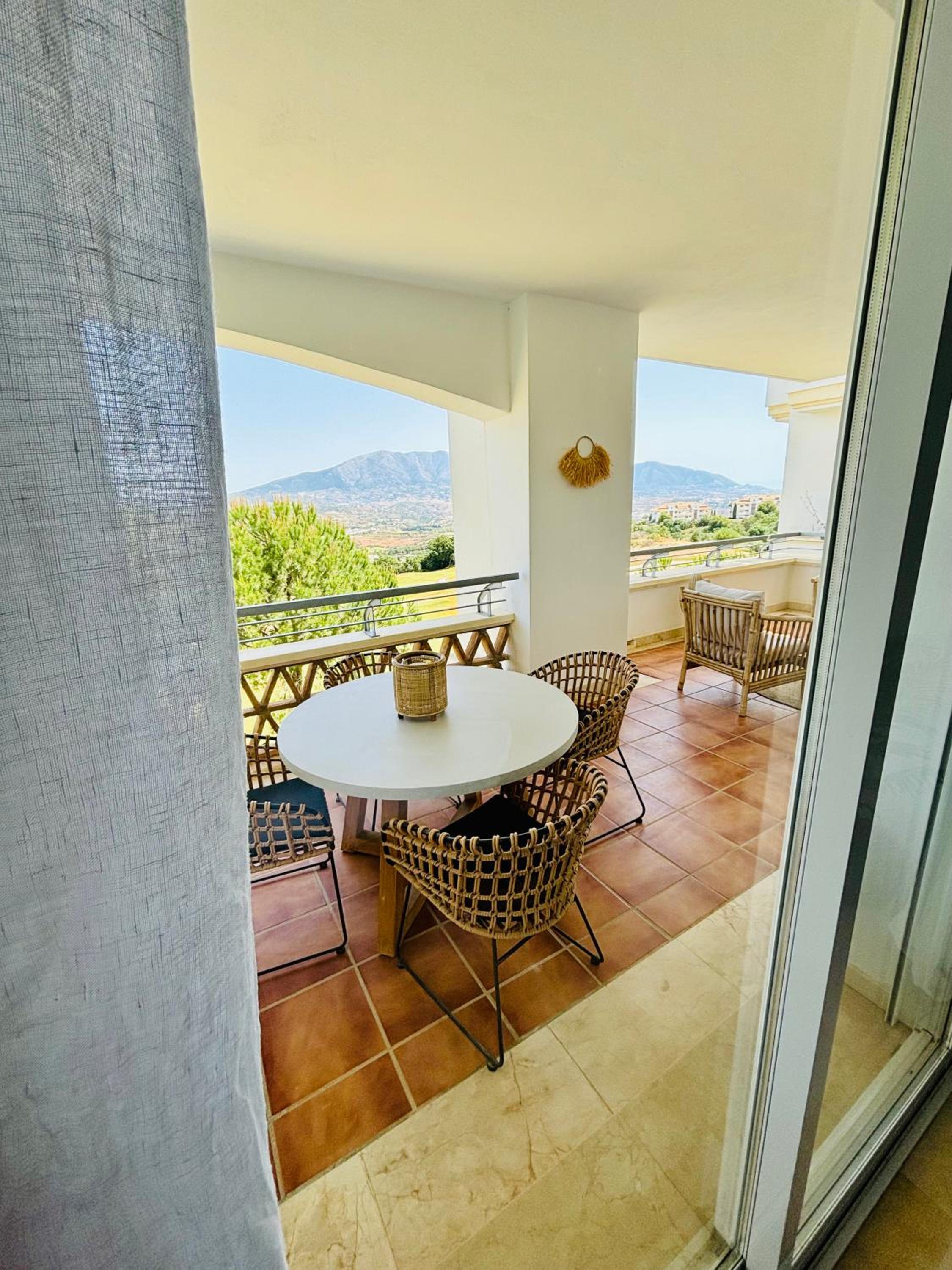Logement sur le golf au pied de montagnes andalouses