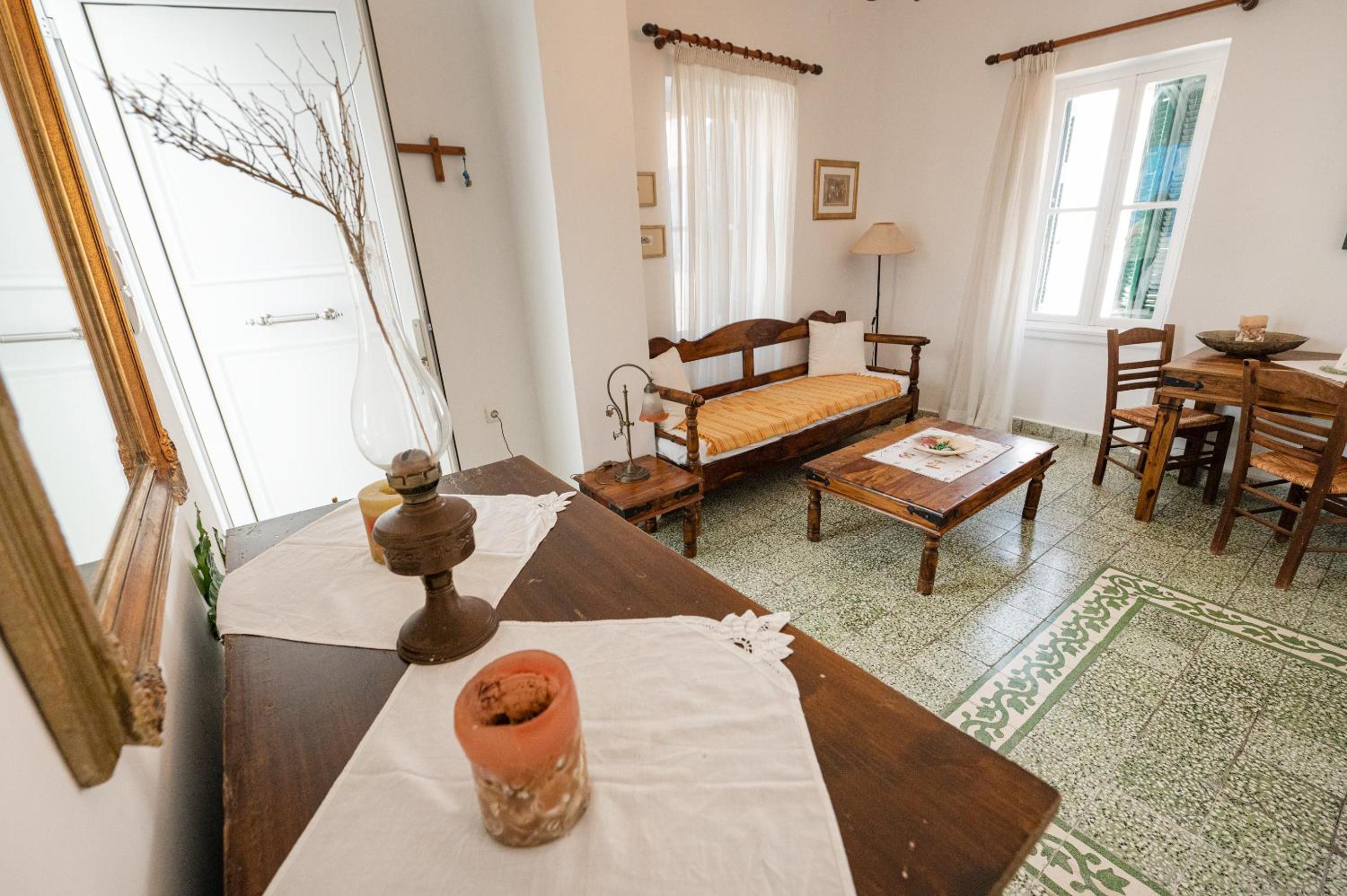 Elisabeth's Traditional House in Poros view 4