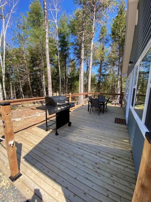 The Hideaway Cottage with Private trails