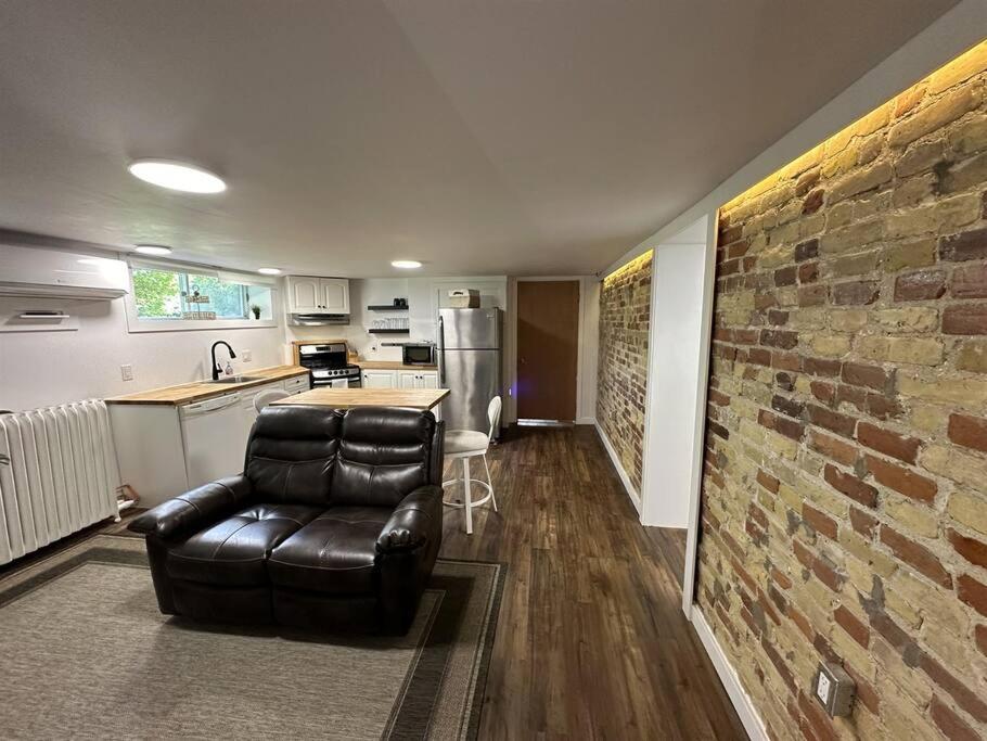 STAY IN SARNIA - Milne Mansion - Souterrain Apartment