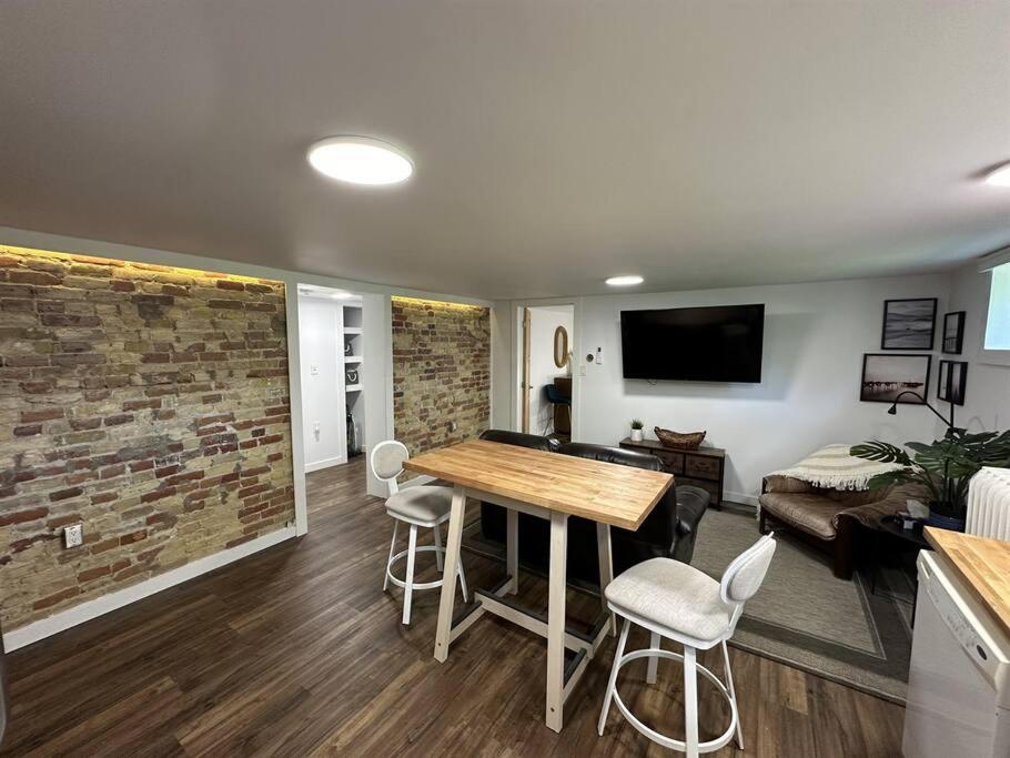 STAY IN SARNIA - Milne Mansion - Souterrain Apartment