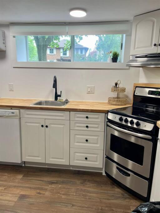 STAY IN SARNIA - Milne Mansion - Souterrain Apartment
