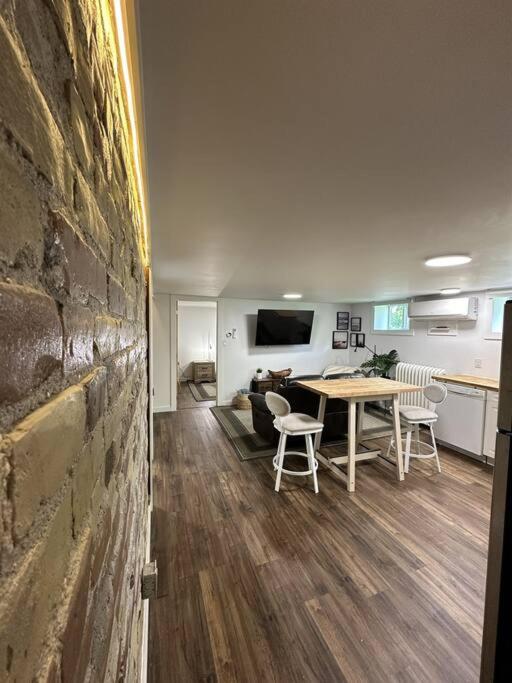 STAY IN SARNIA - Milne Mansion - Souterrain Apartment