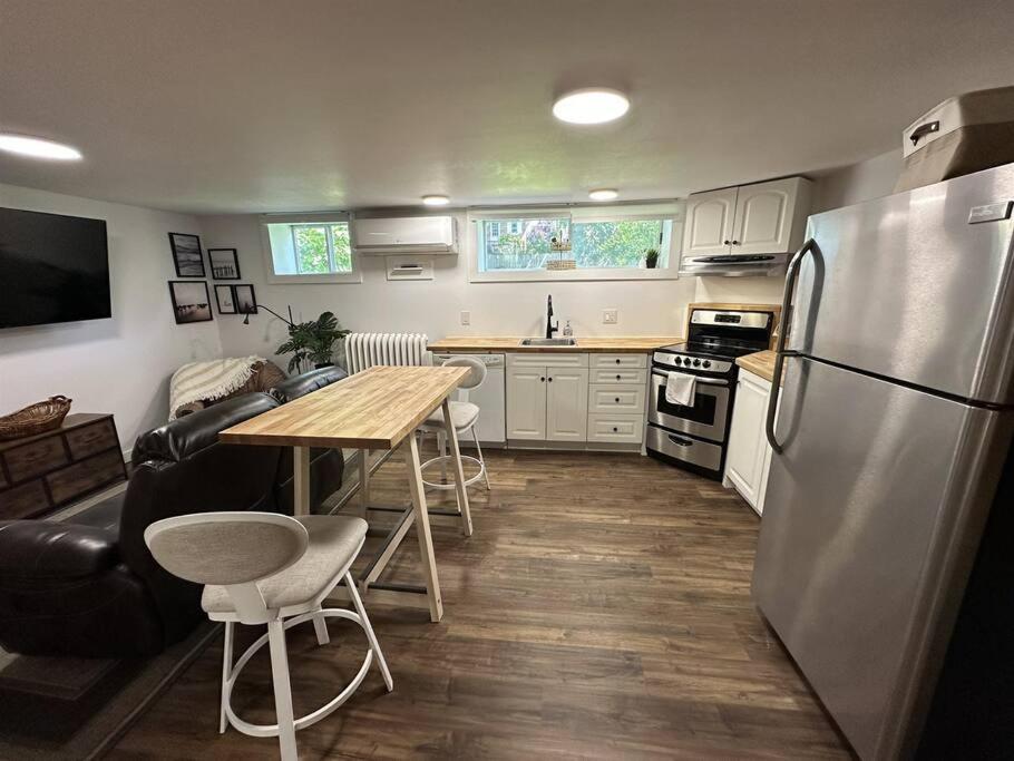 STAY IN SARNIA - Milne Mansion - Souterrain Apartment