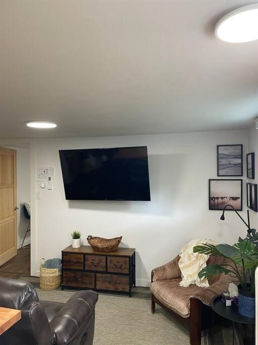STAY IN SARNIA - Milne Mansion - Souterrain Apartment