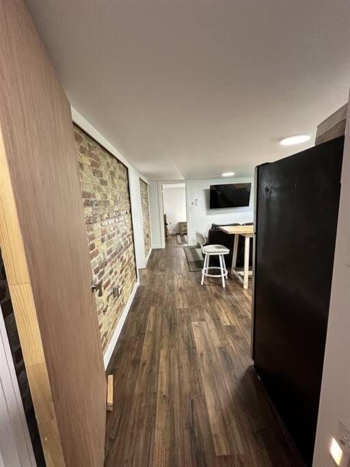 STAY IN SARNIA - Milne Mansion - Souterrain Apartment