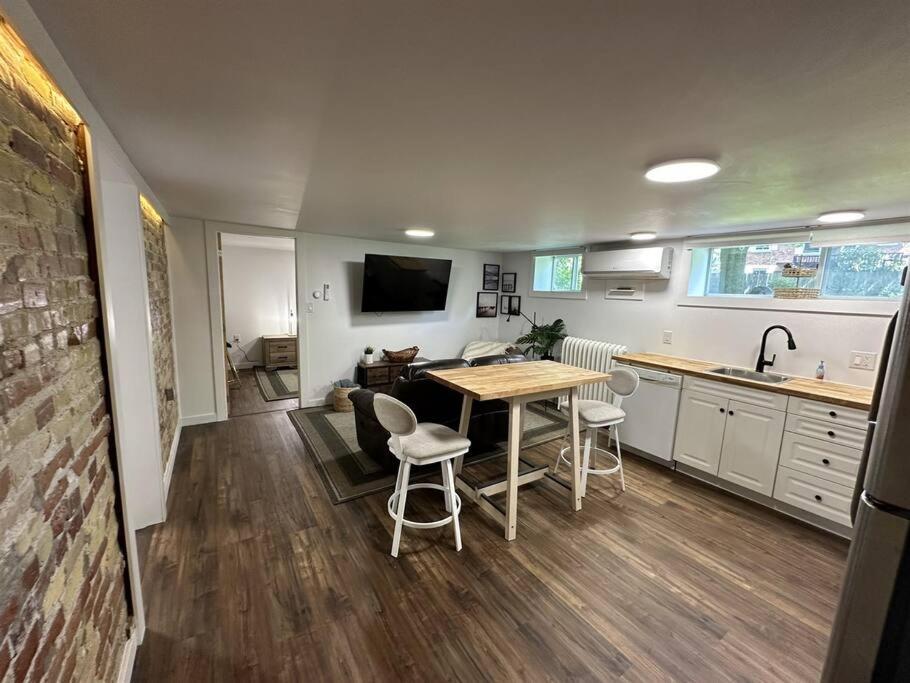 STAY IN SARNIA - Milne Mansion - Souterrain Apartment