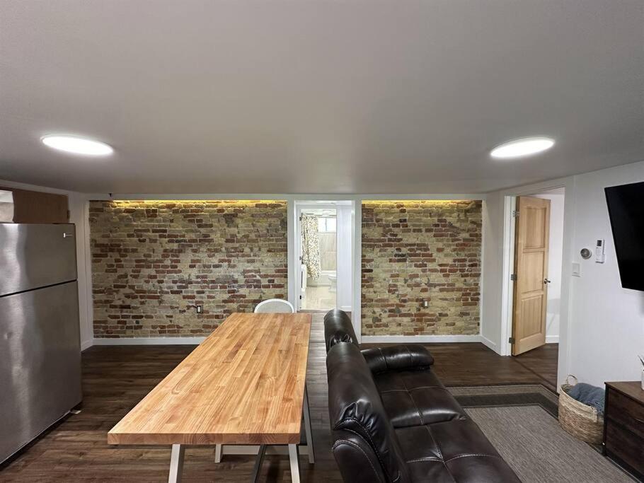 STAY IN SARNIA - Milne Mansion - Souterrain Apartment