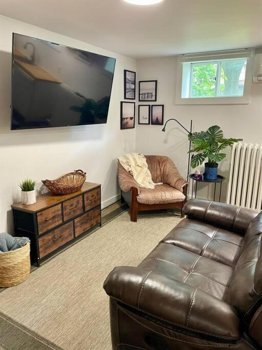 STAY IN SARNIA - Milne Mansion - Souterrain Apartment