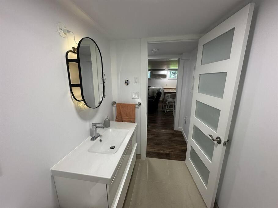 STAY IN SARNIA - Milne Mansion - Souterrain Apartment