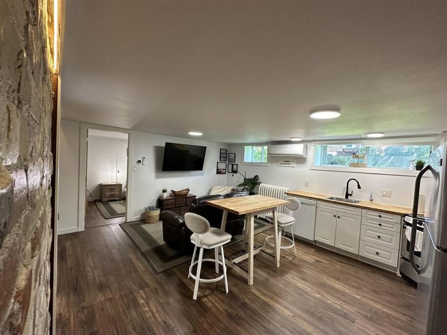 STAY IN SARNIA - Milne Mansion - Souterrain Apartment