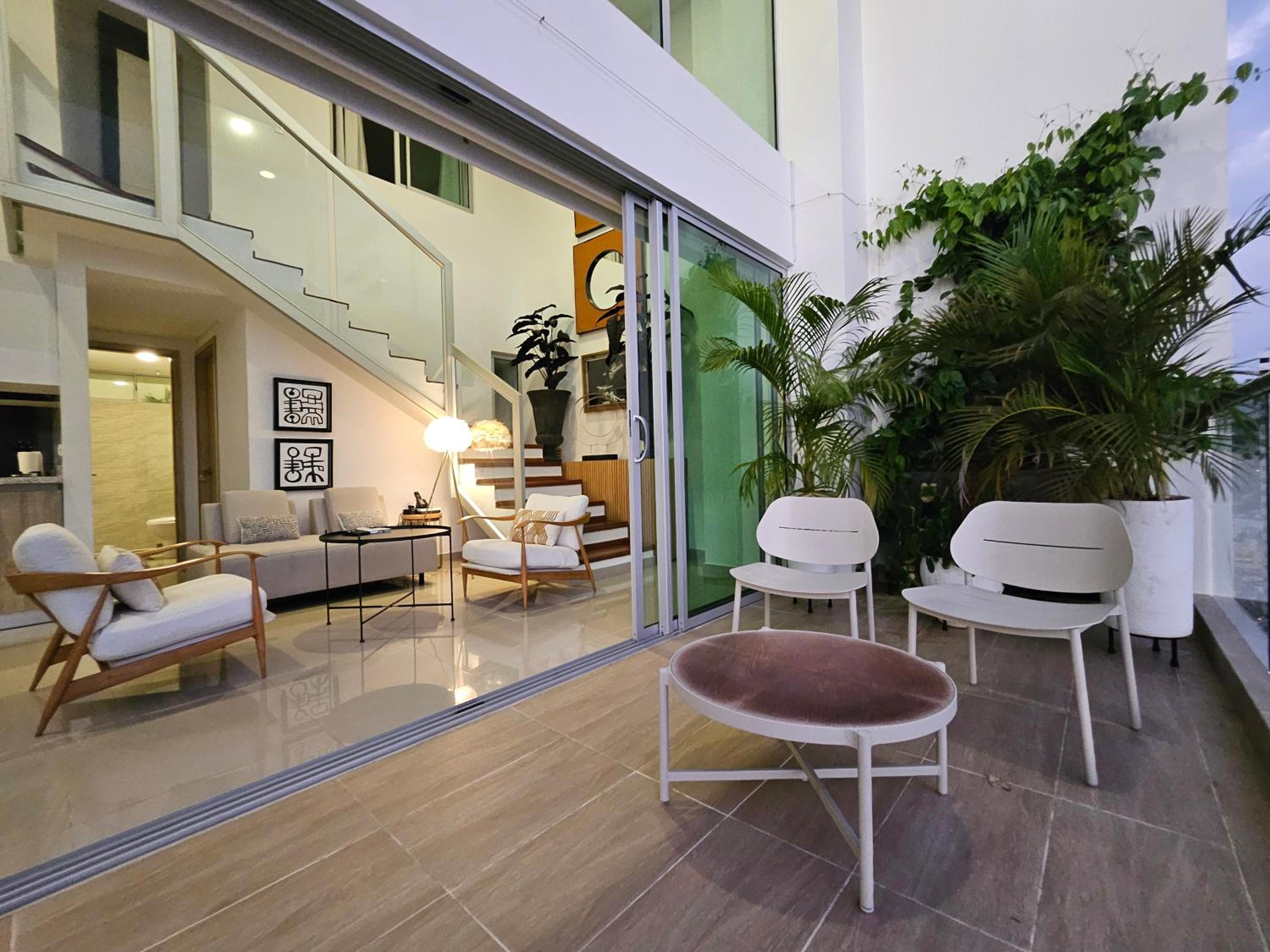 Duplex de Lujo nuevo con vista increible al centro y la playa