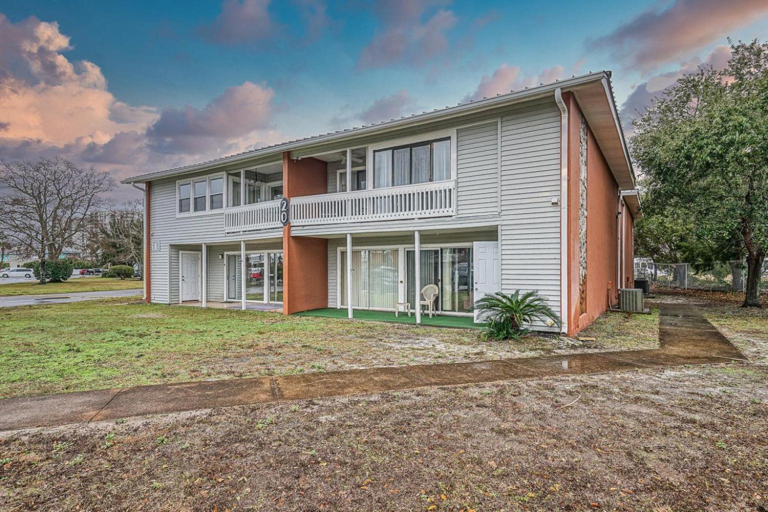 Coastal Hideaway-Pet Friendly-Pool-Tennis-Near Shops! view 4