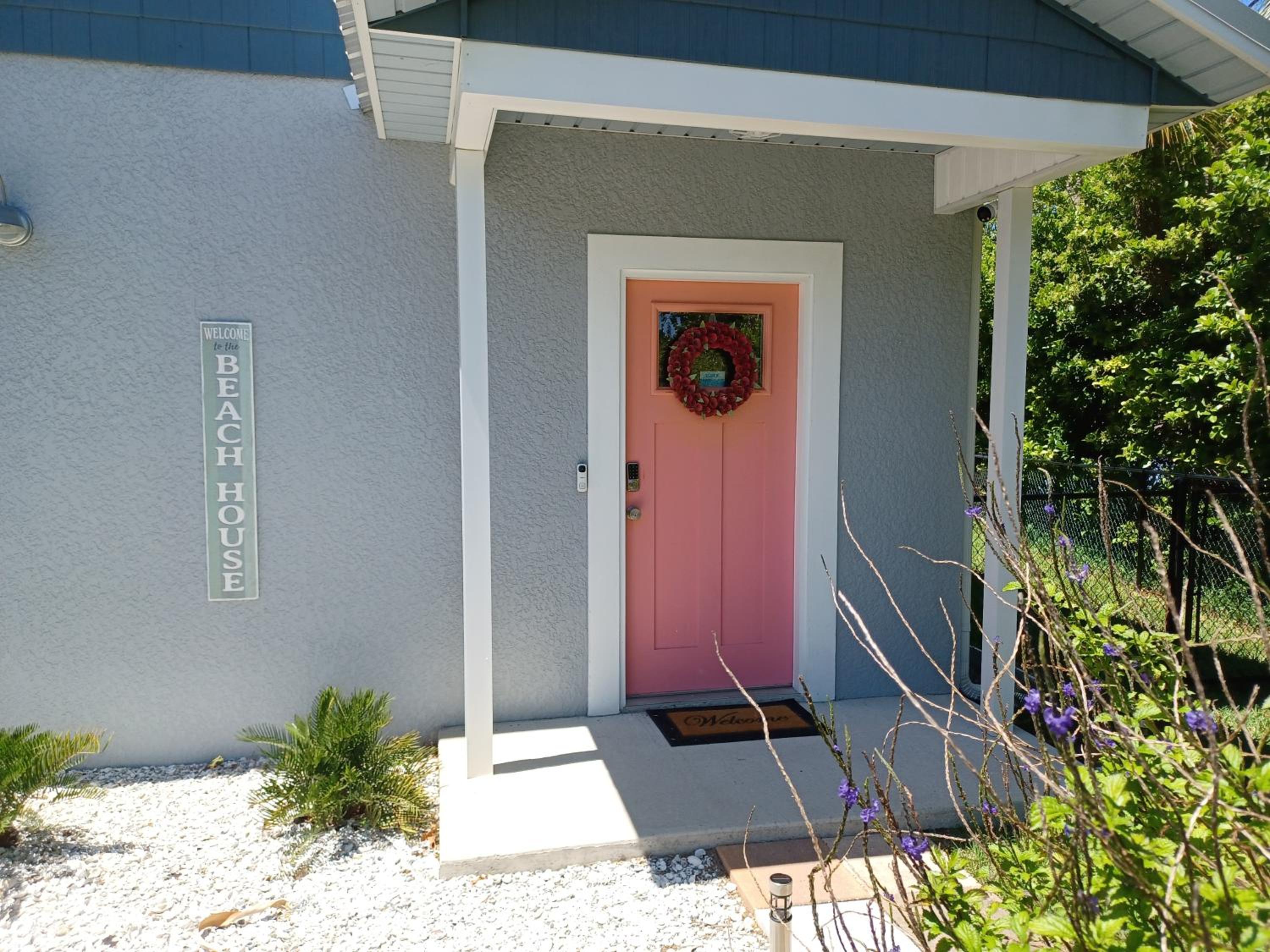 Newly Remodeled Gulf Canal Home With Floating Dock and Kayaks