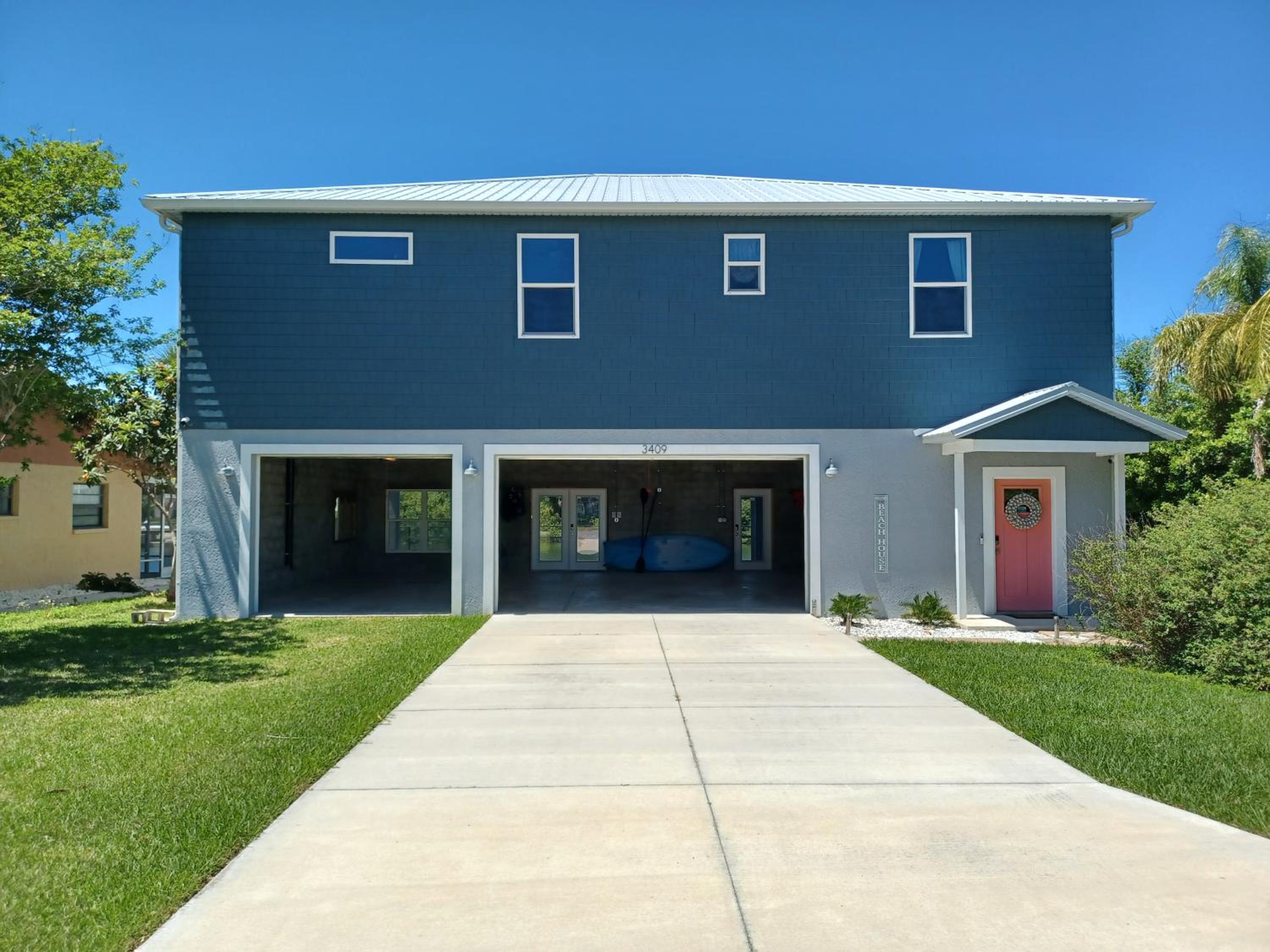 Newly Remodeled Gulf Canal Home With Floating Dock and Kayaks