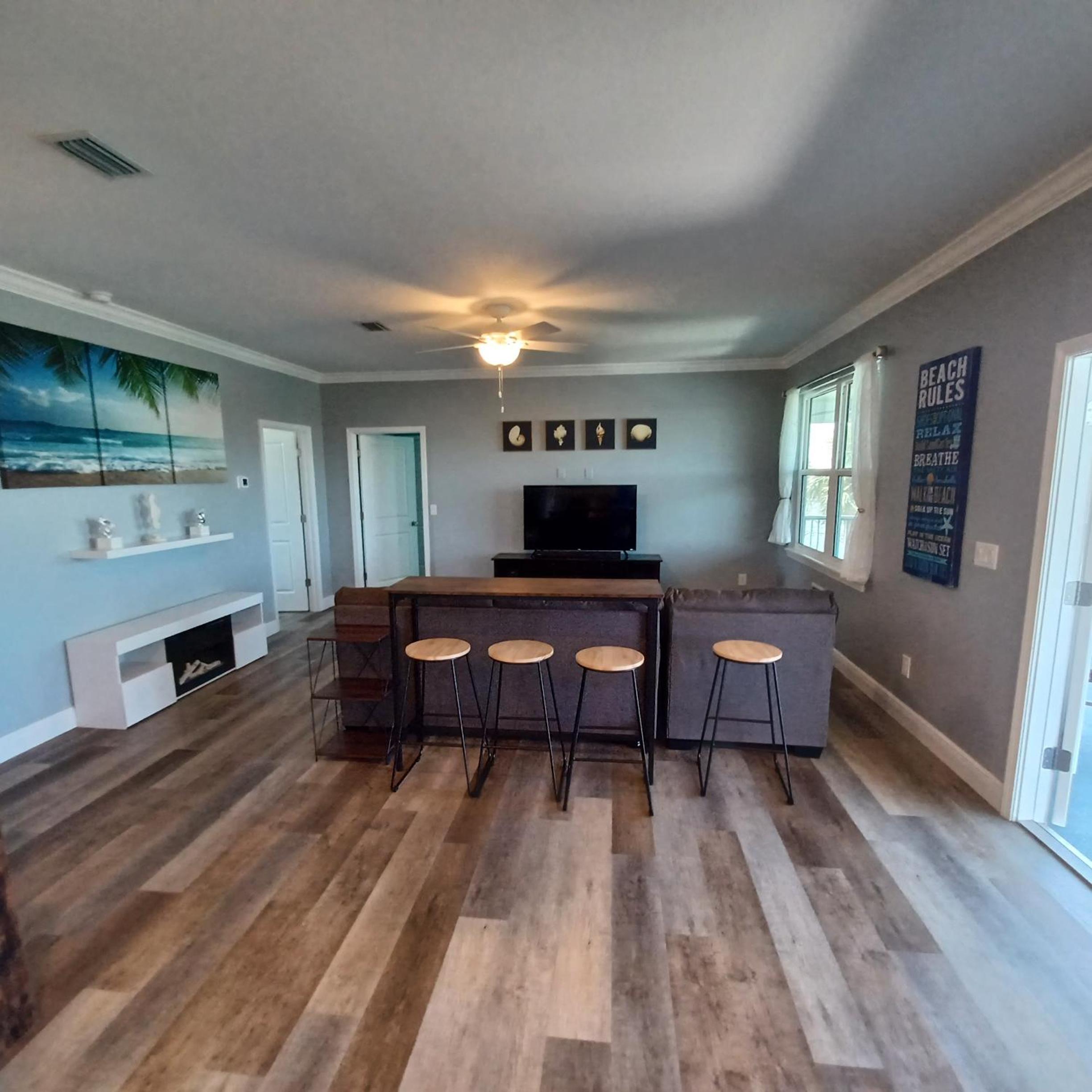 Newly Remodeled Gulf Canal Home With Floating Dock and Kayaks