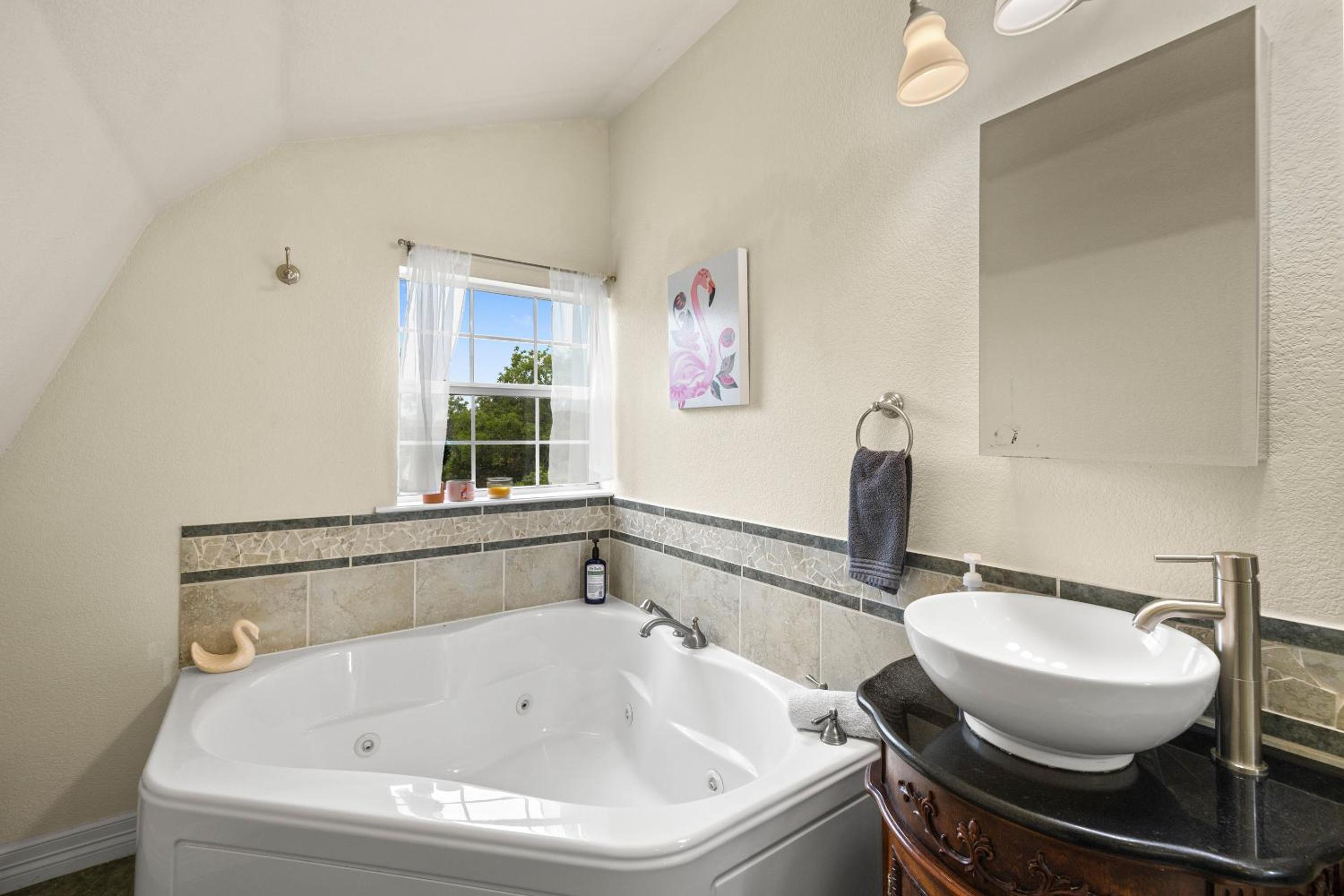 Entire 2br 2ba hilltop view home Sleeps 8 pets 4 acres Jacuzzi Central AC Kingbeds Office Free WiFi Parking Full Kitchen Refrigerator Washer Dryer Furnishe view 4