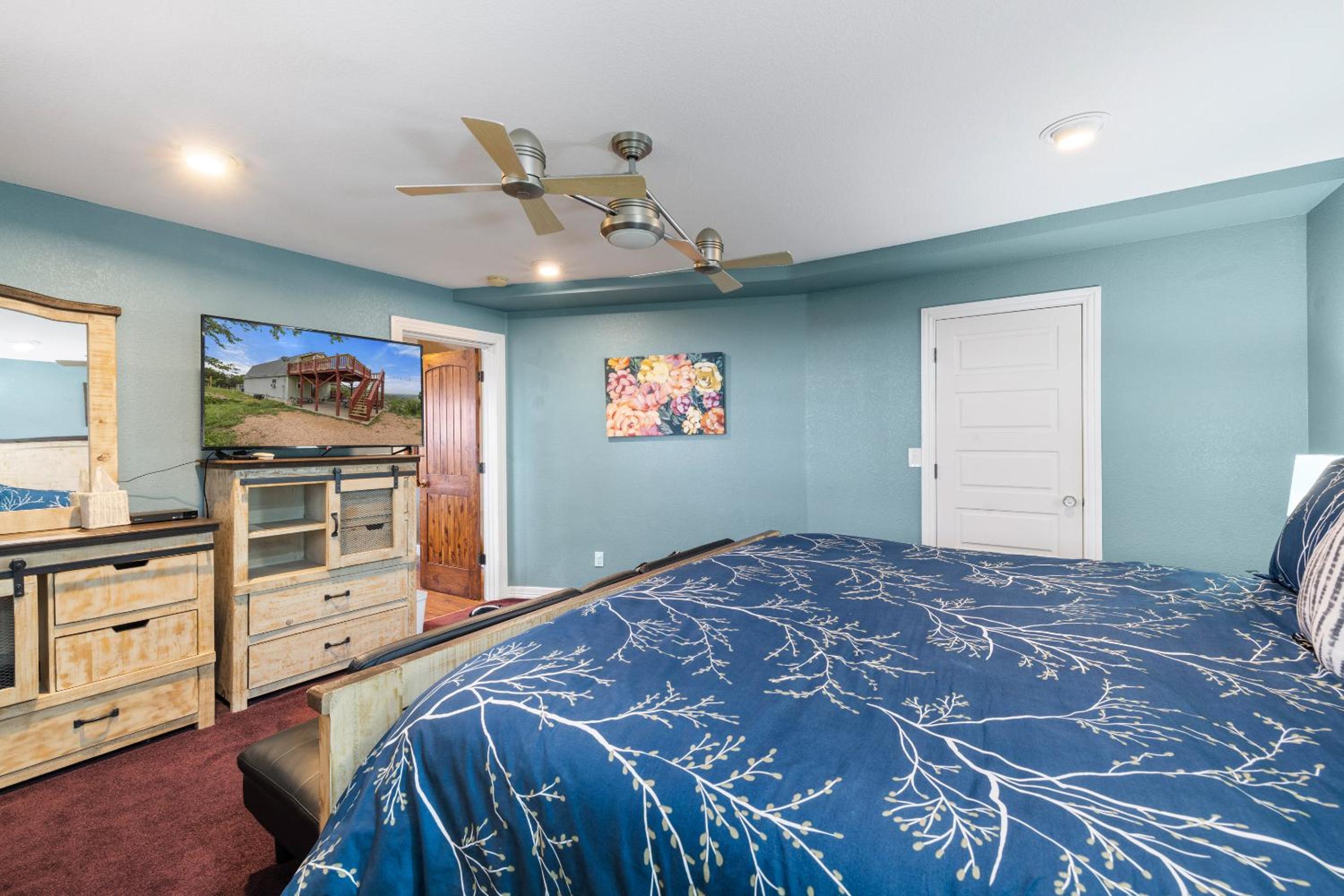 Entire 2br 2ba hilltop view home Sleeps 8 pets 4 acres Jacuzzi Central AC Kingbeds Office Free WiFi Parking Full Kitchen Refrigerator Washer Dryer Furnishe view 3