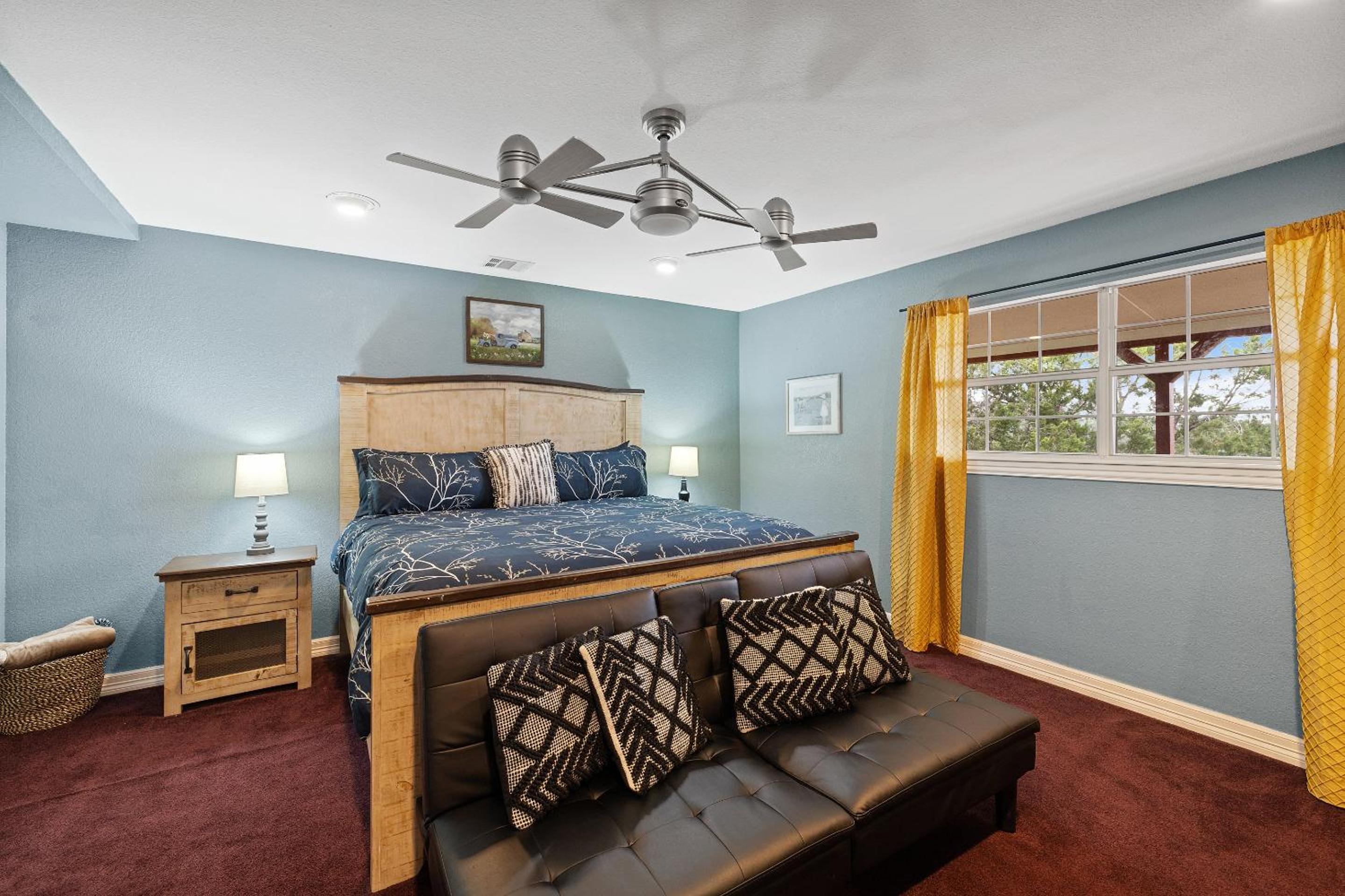 Entire 2br 2ba hilltop view home Sleeps 8 pets 4 acres Jacuzzi Central AC Kingbeds Office Free WiFi Parking Full Kitchen Refrigerator Washer Dryer Furnishe view 5