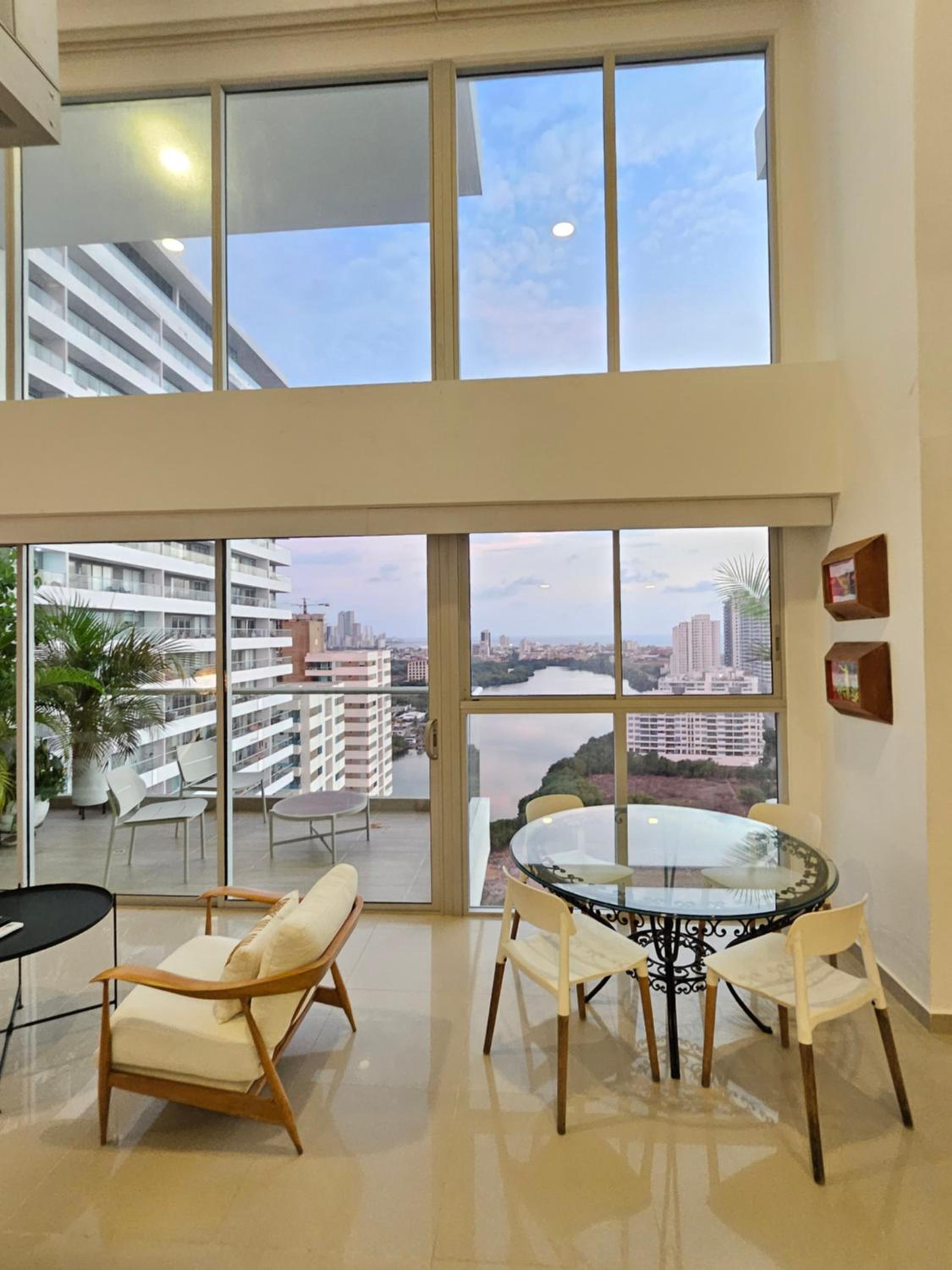 Duplex de Lujo nuevo con vista increible al centro y la playa