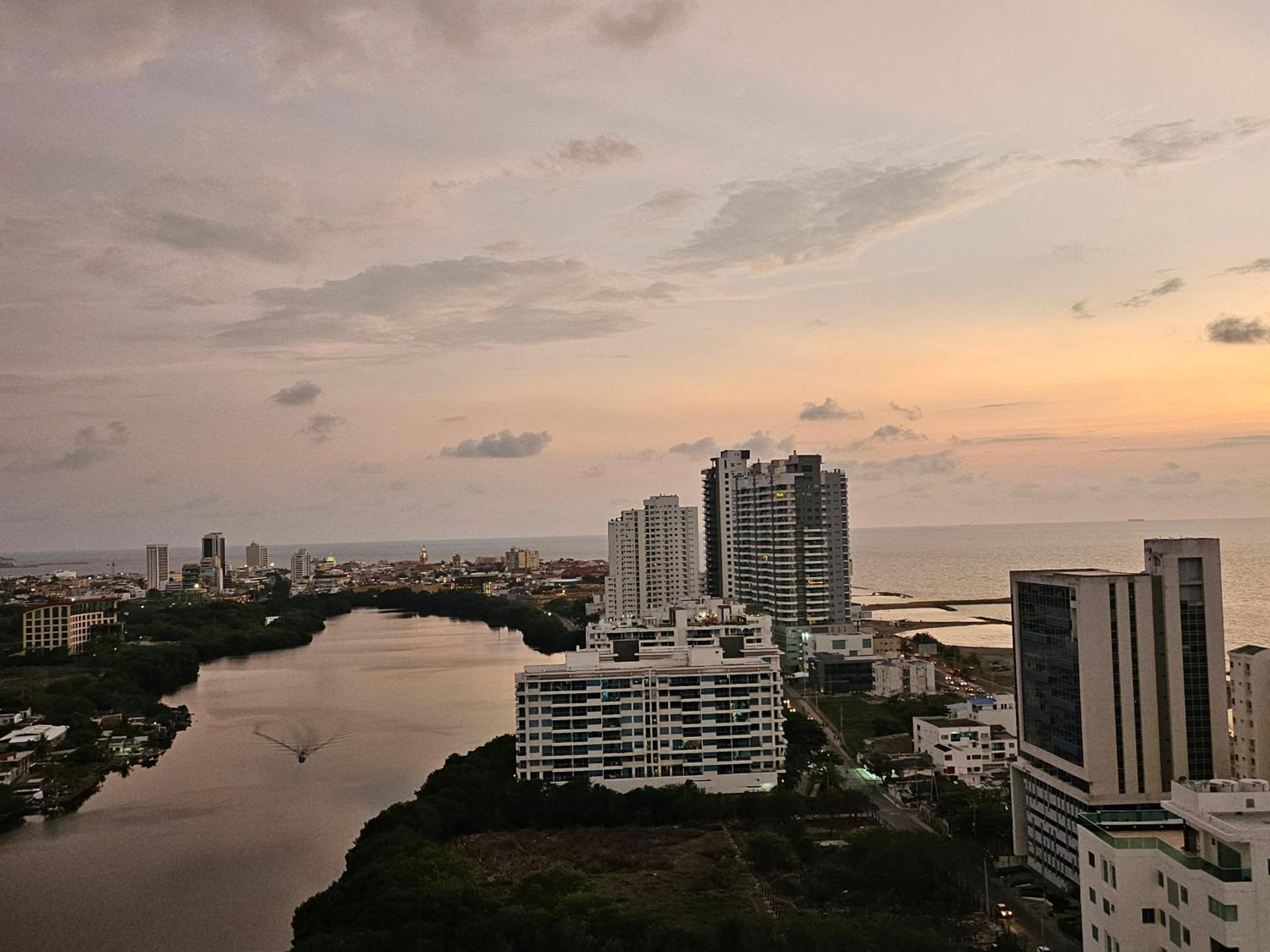 Duplex de Lujo nuevo con vista increible al centro y la playa